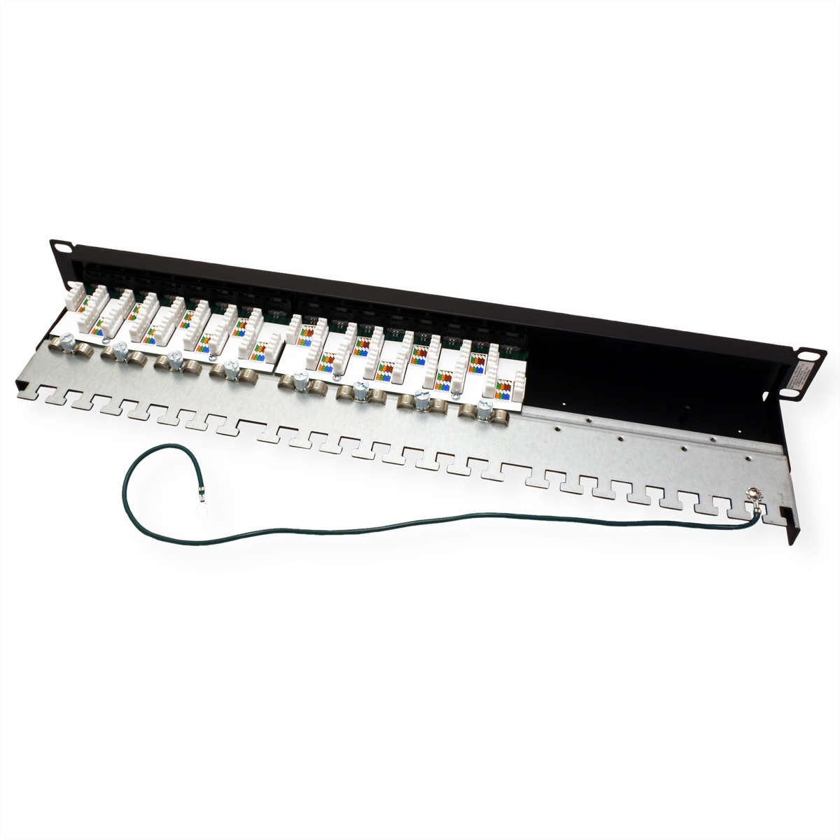 Panel krosowy sieciowy z wieloma białymi portami RJ45 i zielonym przewodem uziemiającym.
