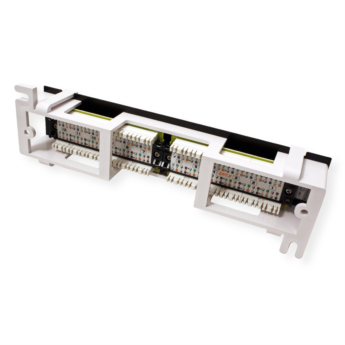 Weißes Netzwerk-Patchpanel mit mehreren Steckplätzen und farbigen Anschlüssen, aus einem Winkel betrachtet.