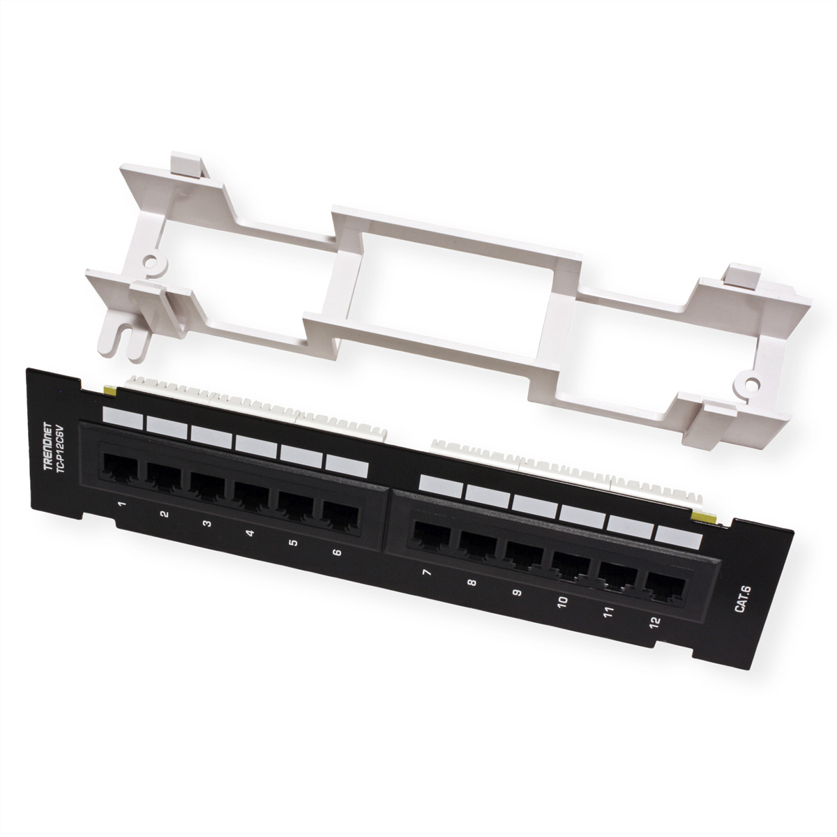 Ein schwarzes Netzwerk-Patchpanel mit 12 Anschlüssen und einer weißen Kunststoffabdeckung auf weißem Hintergrund.
