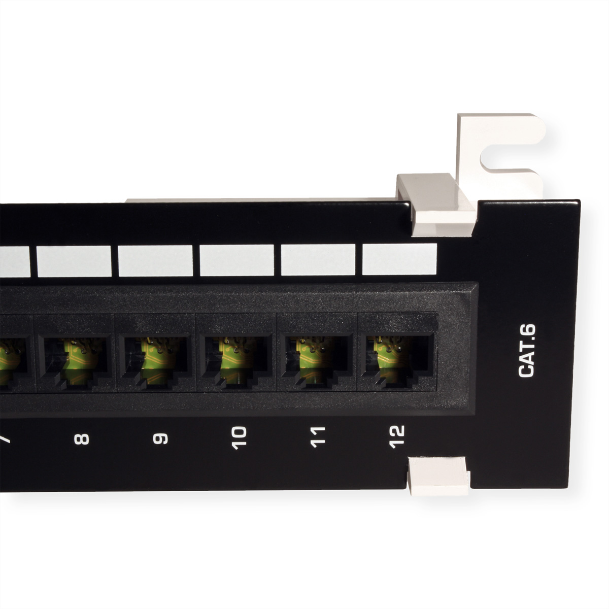 Nahaufnahme einer schwarzen CAT.6-Patchfeld mit RJ45-Anschlüssen und weißen Etiketten.
