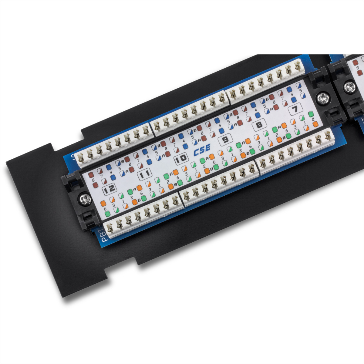 Netzwerk-Patchpanel mit mehreren RJ45-Ports, verschiedenen Beschriftungen und schwarzer Oberfläche.