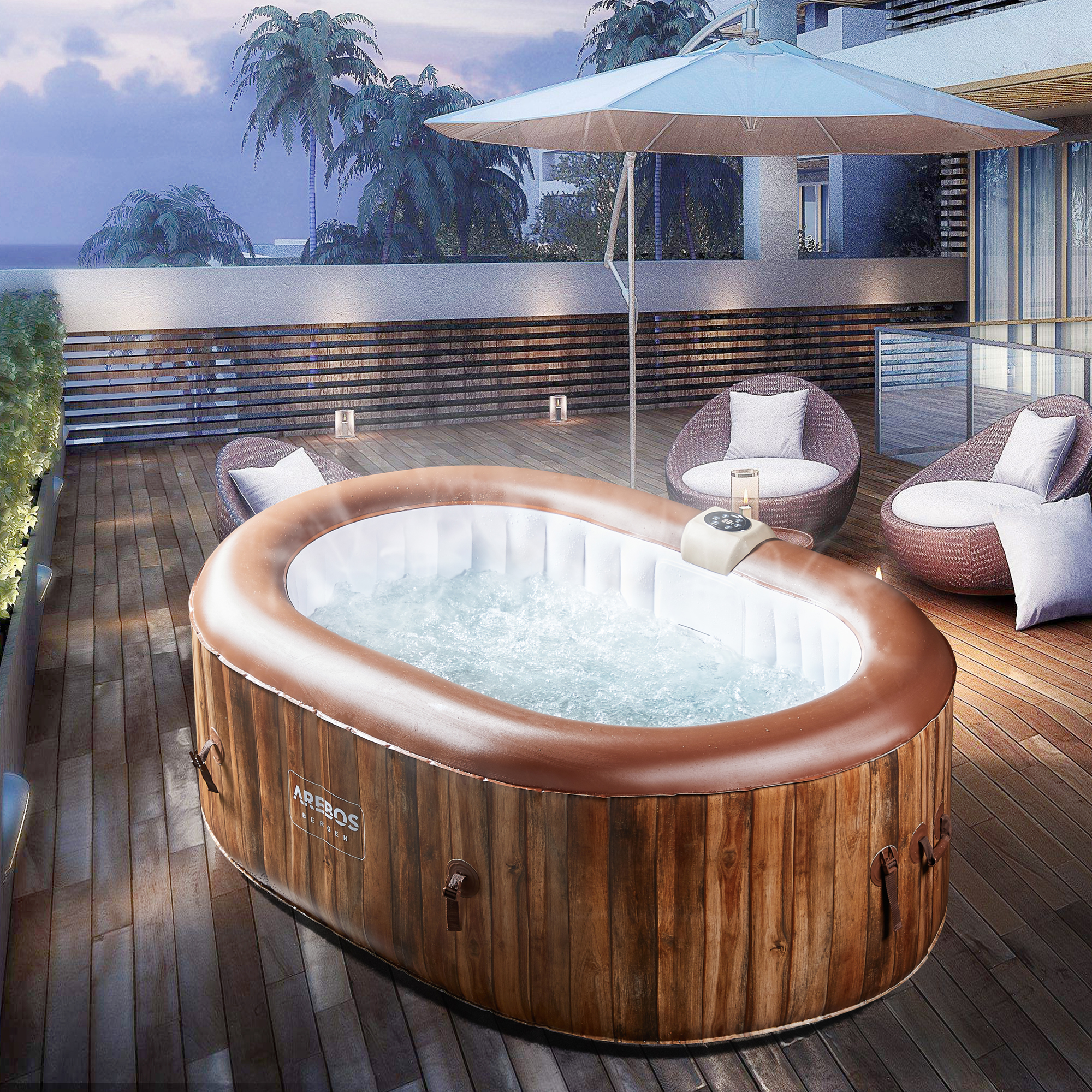 Ein holzfarbener Whirlpool mit Wasser, umgeben von Stühlen und einem Sonnenschirm.