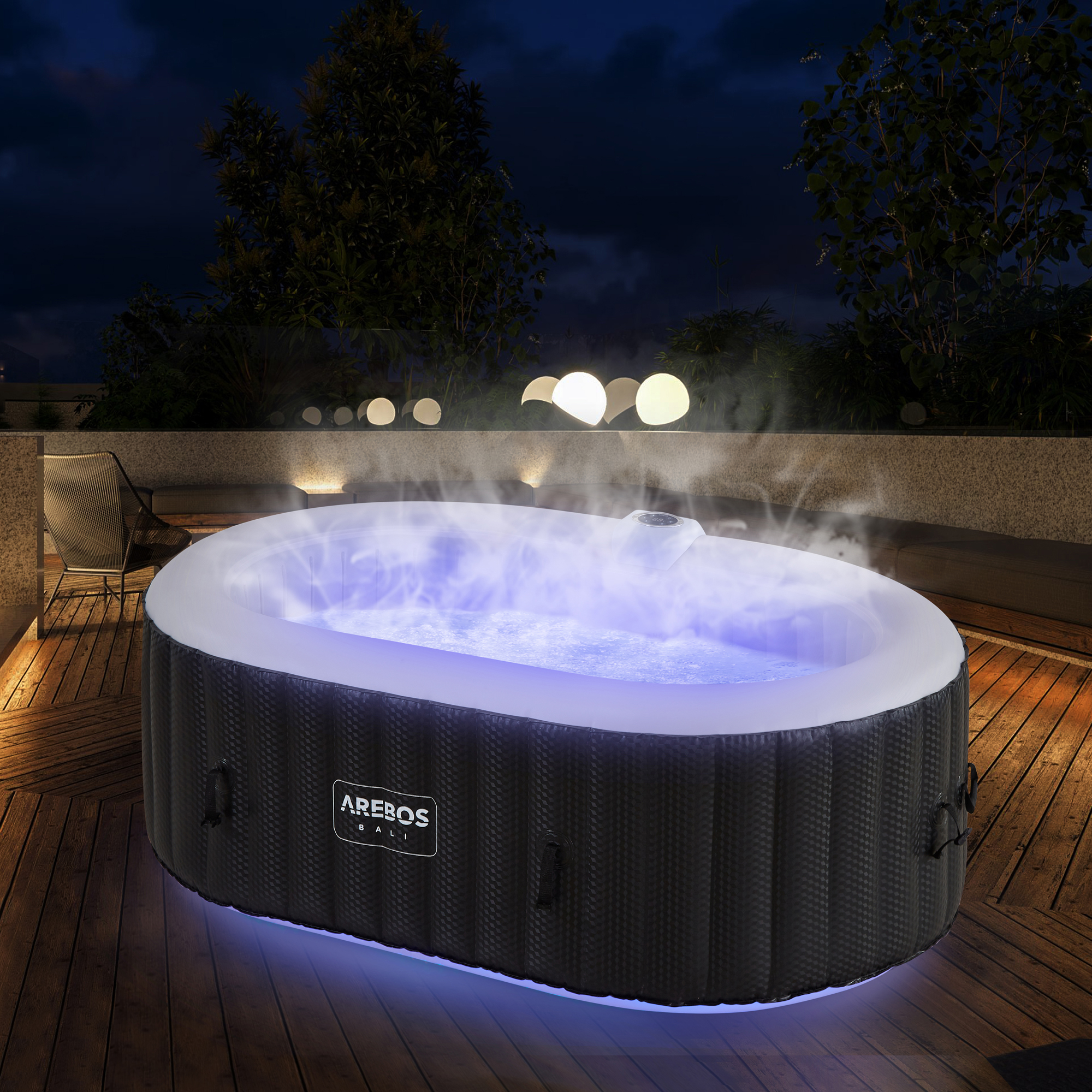 Ein schwarzer Whirlpool mit blauen Lichtern, Dampf und Holzdeck bei Nacht.