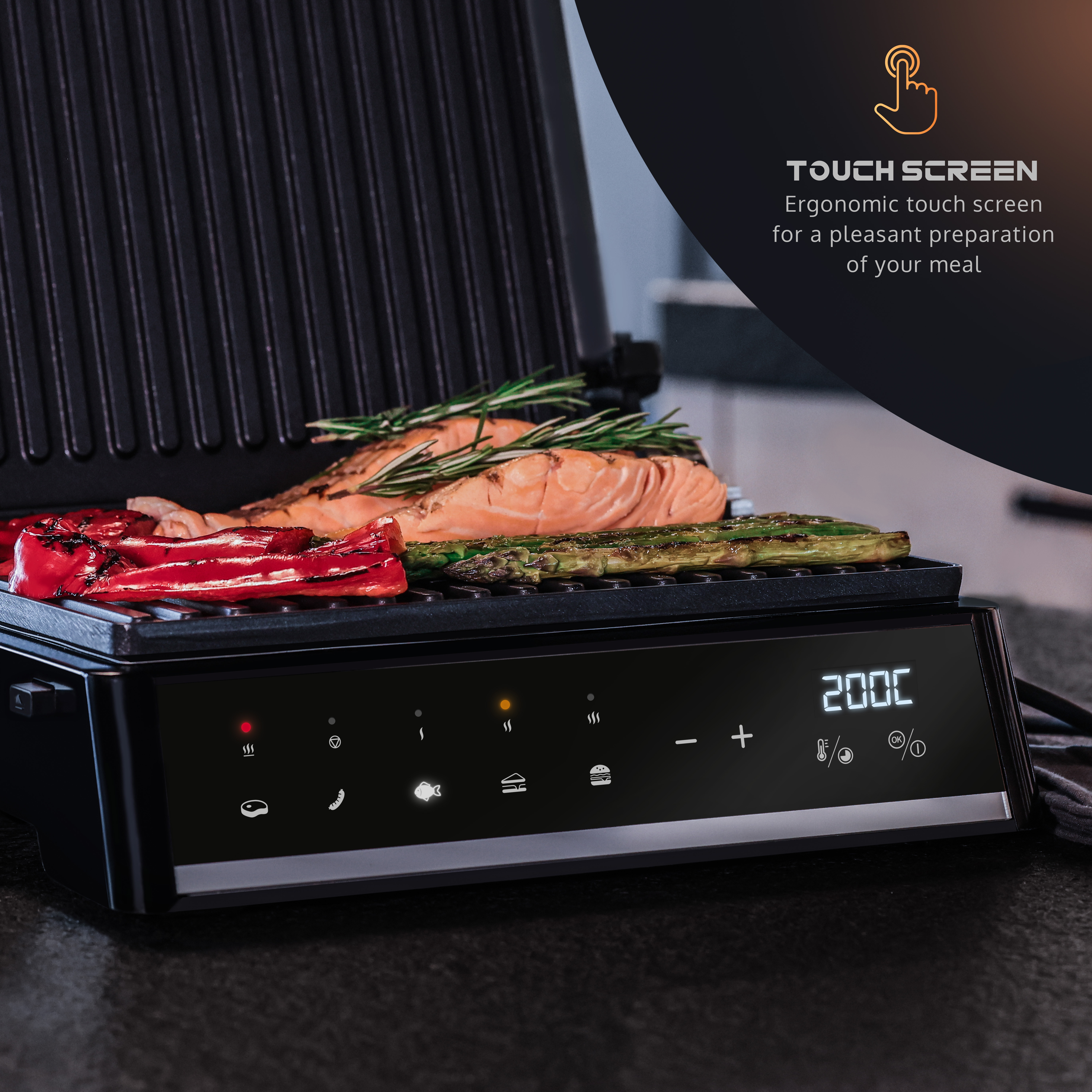 Ein schwarzer Grill mit gekochtem Essen darauf. Lachs und Gemüse sind sichtbar. Es gibt einen Touchscreen.