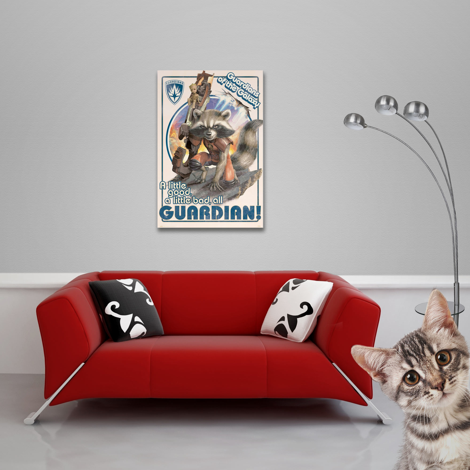 Ein Poster von Rocket und Groot aus Guardians of the Galaxy auf einem roten Sofa.