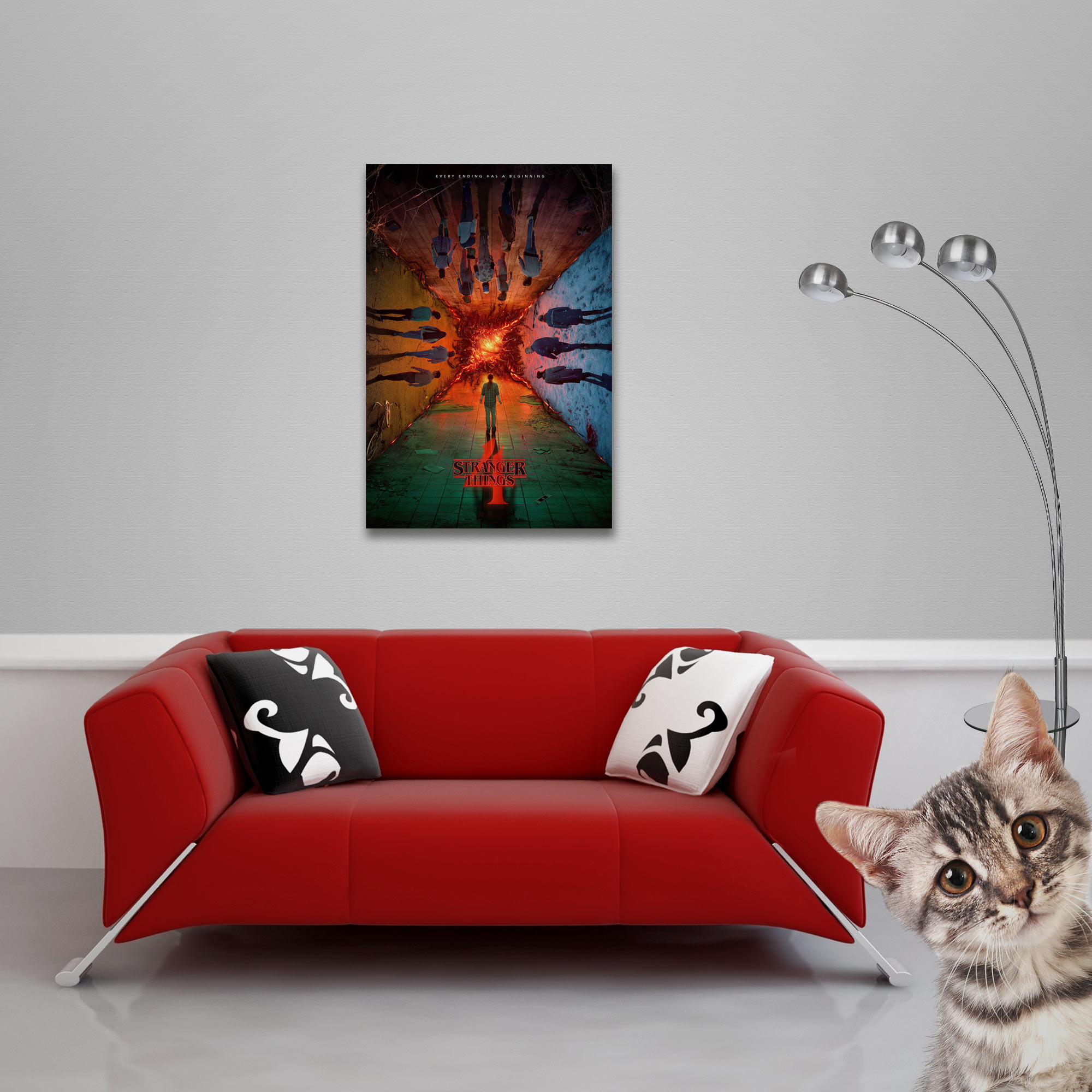 Rotes Sofa, Stranger Things-Poster, Katze schaut hoch. Eine Lampe steht rechts.