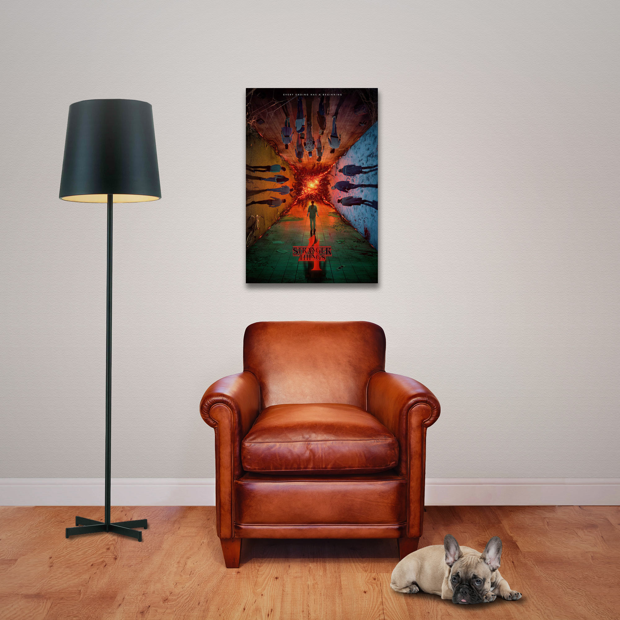 Poster von Stranger Things-Charakteren an einer Wand, mit Lampe, Stuhl und Hund.