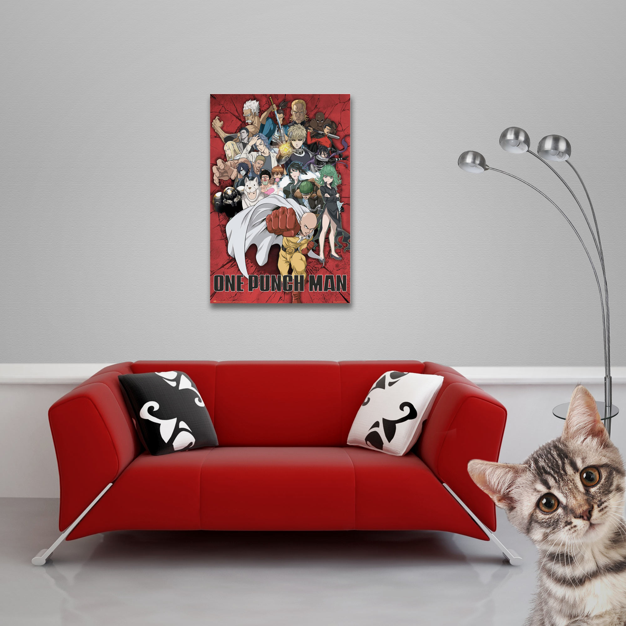 Rotes Sofa mit Kissen, Poster und Katze, die hervorlugt. Stehlampe rechts.