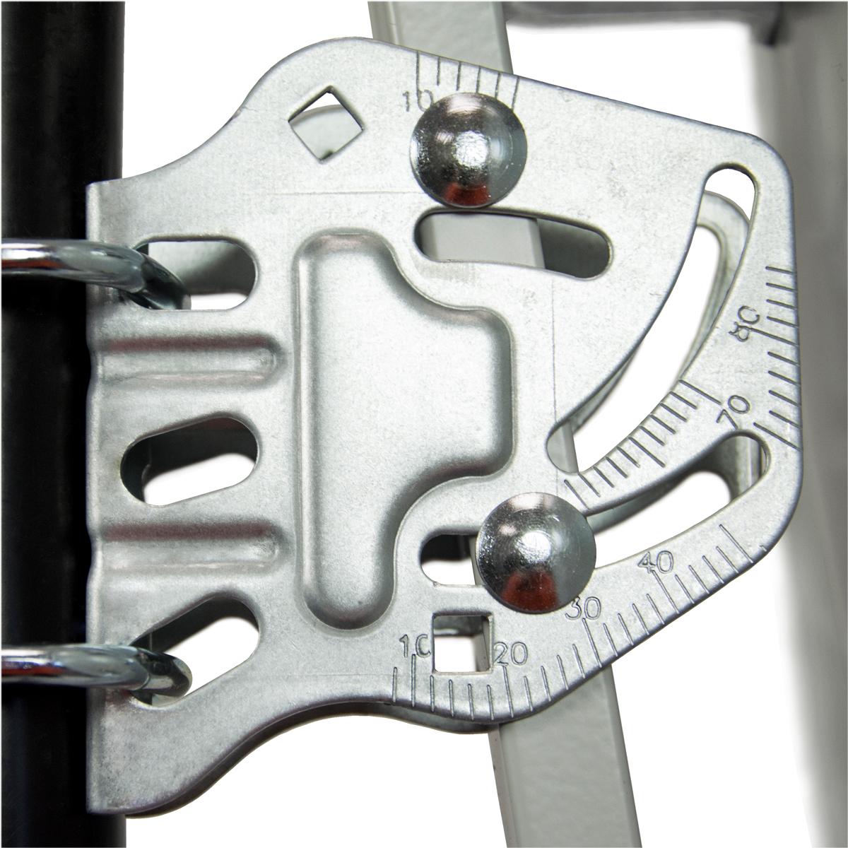 Eine Nahaufnahme einer Metallhalterung mit Bolzen und abgewinkelten Markierungen. Zahlen geben Winkel an.