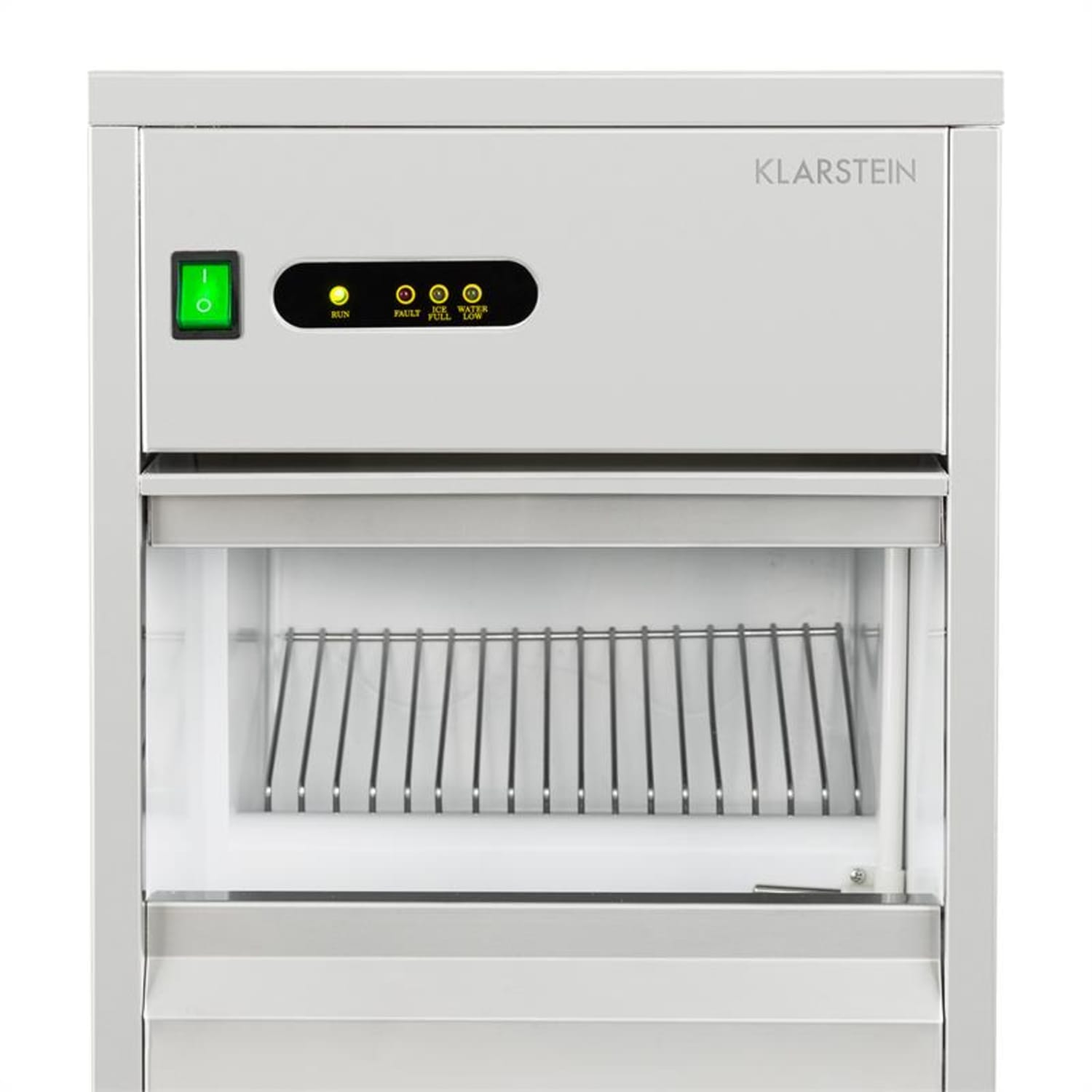 Weißer Eisbereiter mit Bedienelementen und sichtbarem Eisbehälter. Metallgestell innen. Weißer Hintergrund.