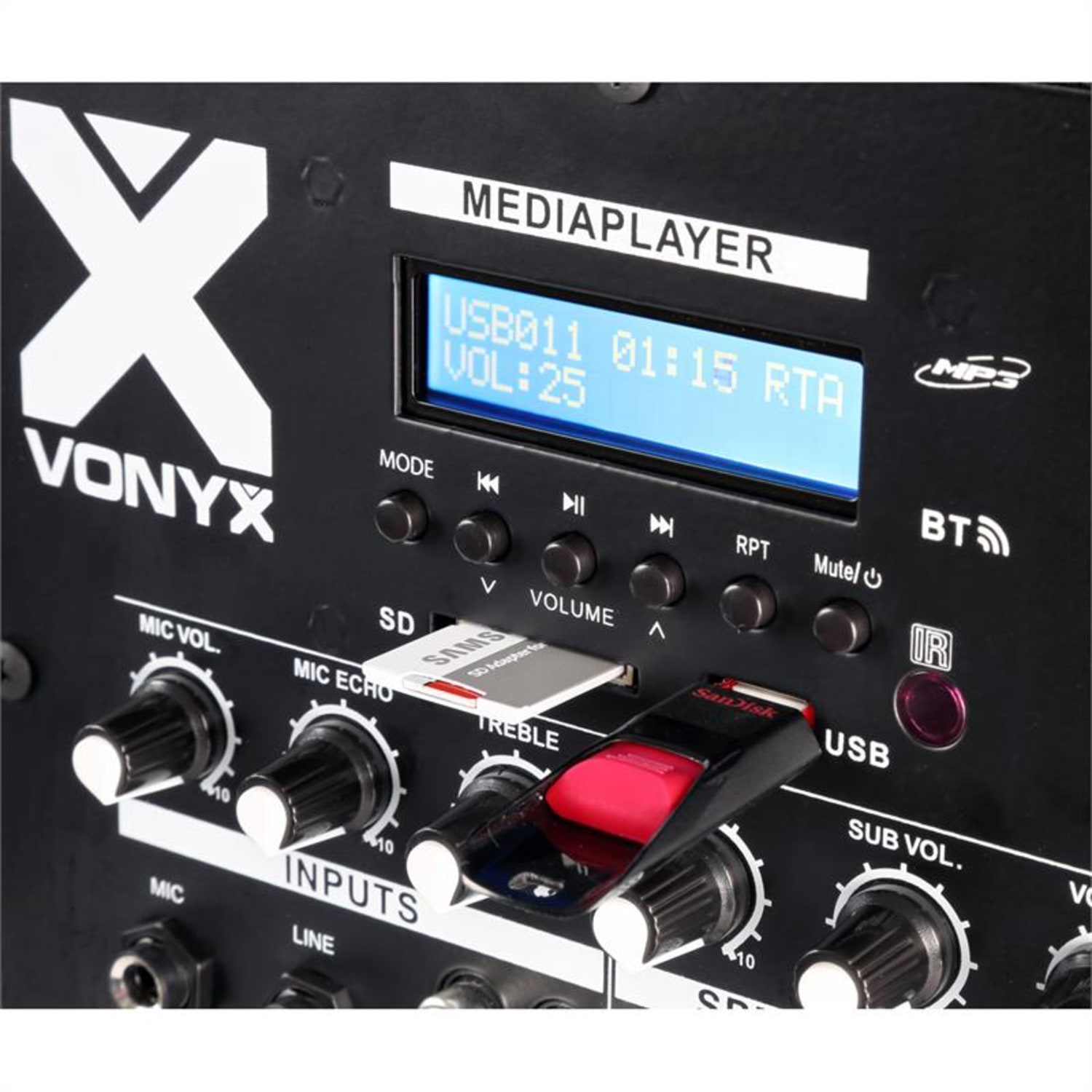 Un dispositivo de audio negro con botones, puerto USB y ranura para tarjeta SD. Se inserta una unidad USB.