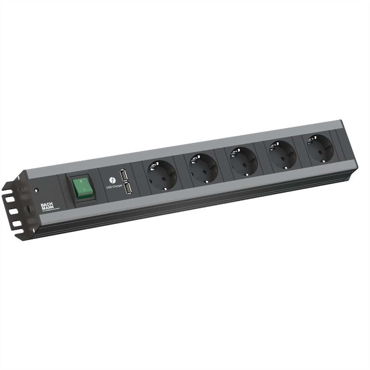 Ciabatta con 6 prese e porte USB. Interruttore verde e cavo nero. Sfondo bianco.