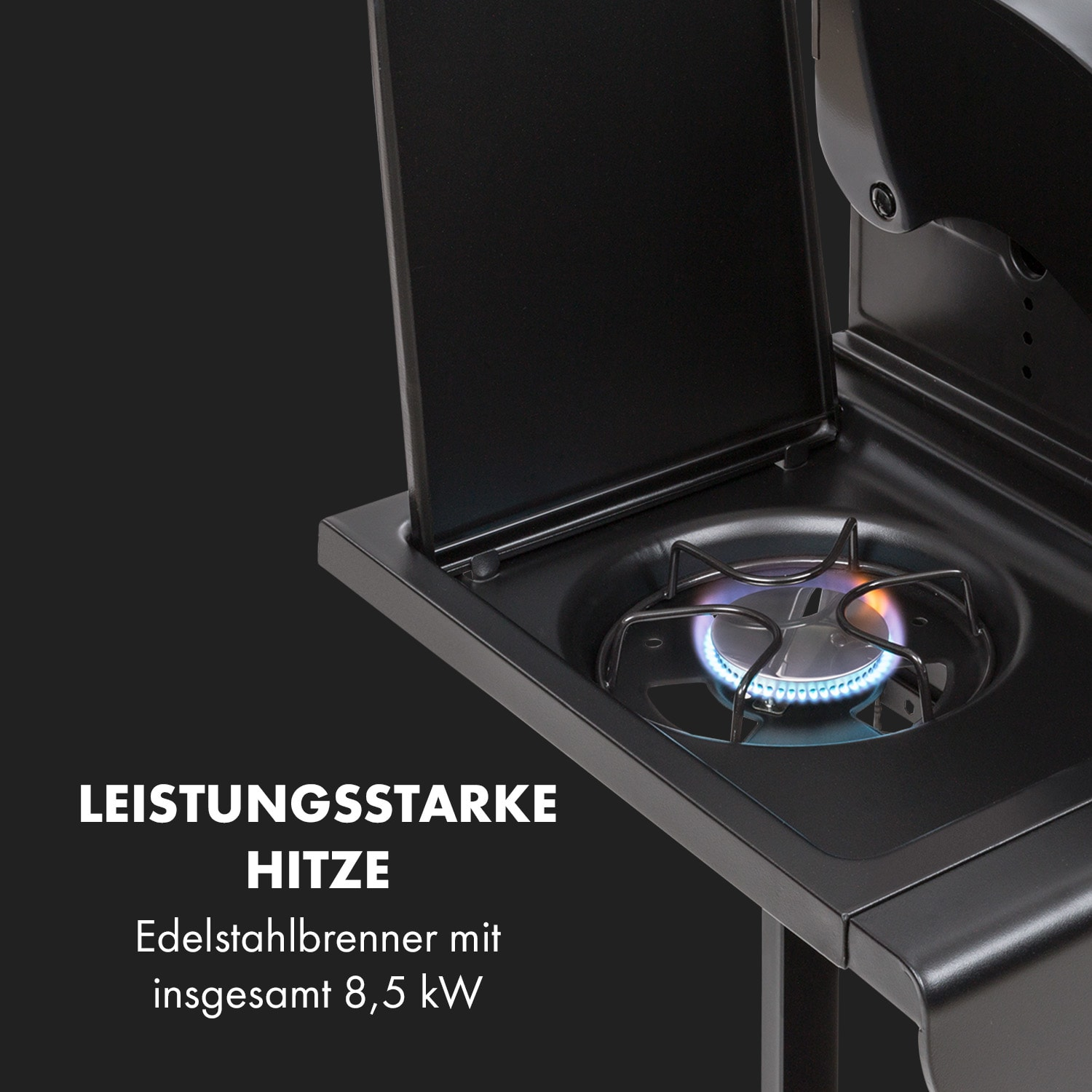 Nahaufnahme eines Gasgrills mit brennendem Brenner, der die Flammen und den Text zeigt.