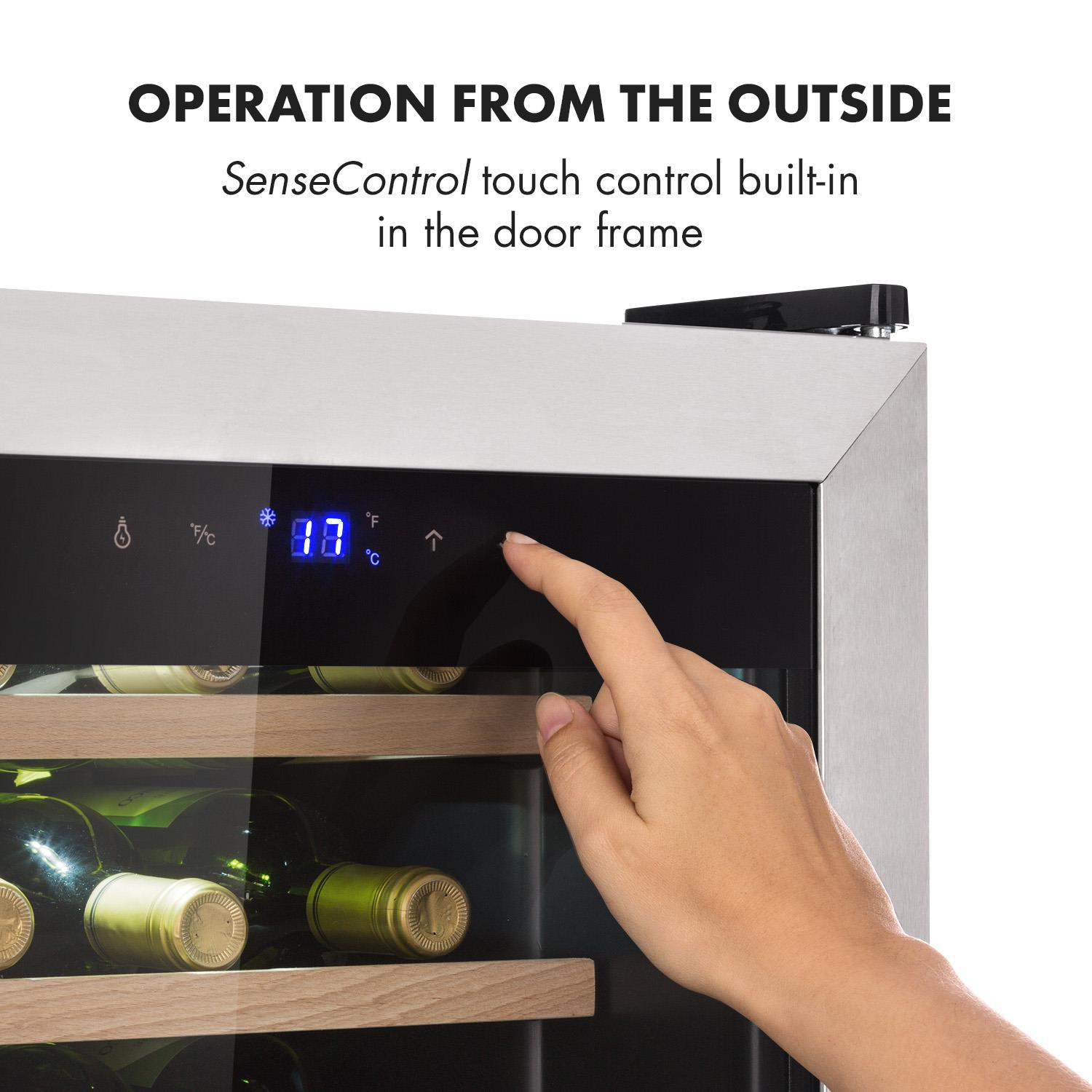 Una mano che tocca un touchscreen su un refrigeratore per vino, mostrando la temperatura in blu.