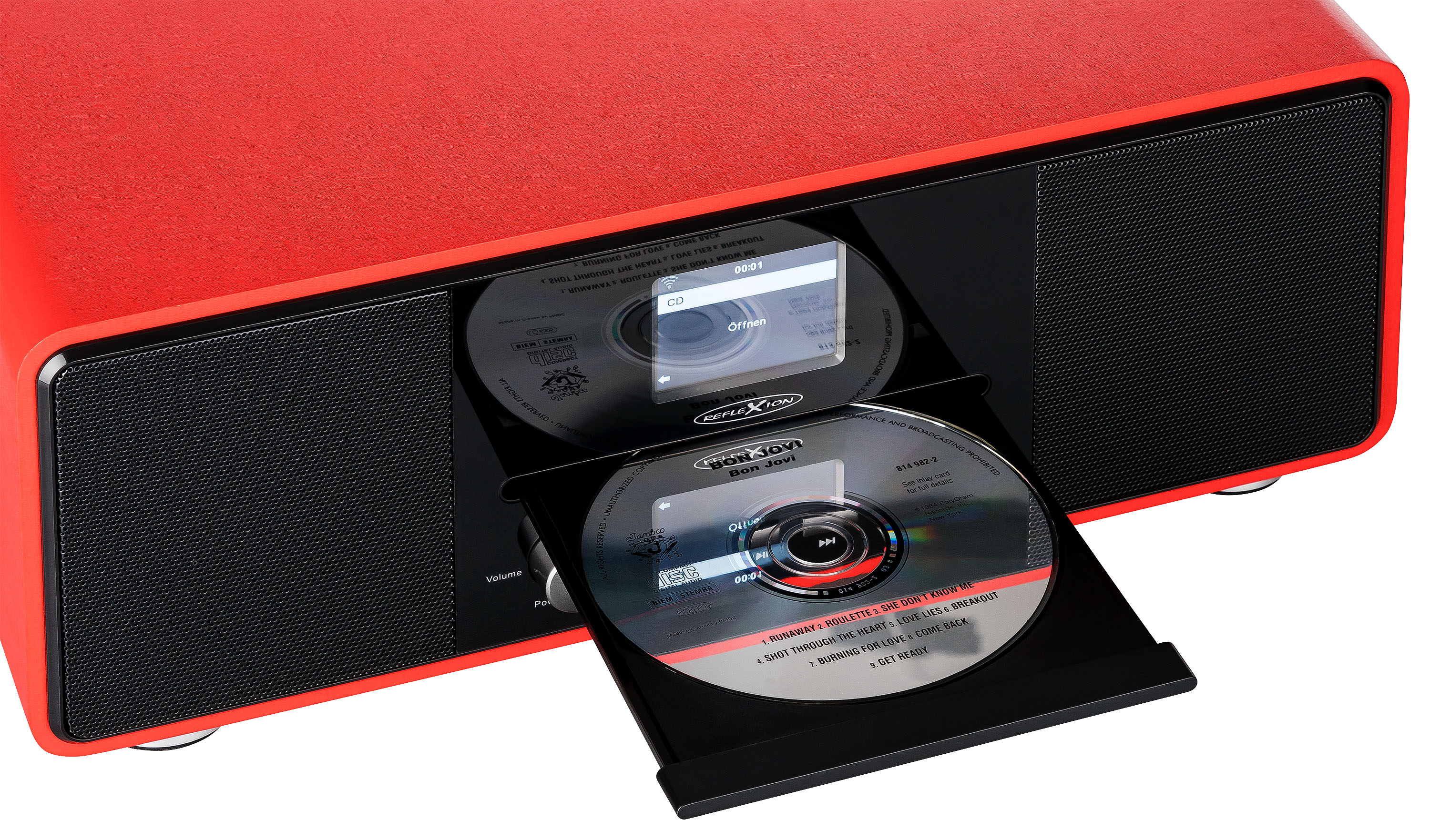 Roter CD-Player mit CD im Fach. Schwarze Lautsprecher, silbernes Display und weißer Hintergrund.