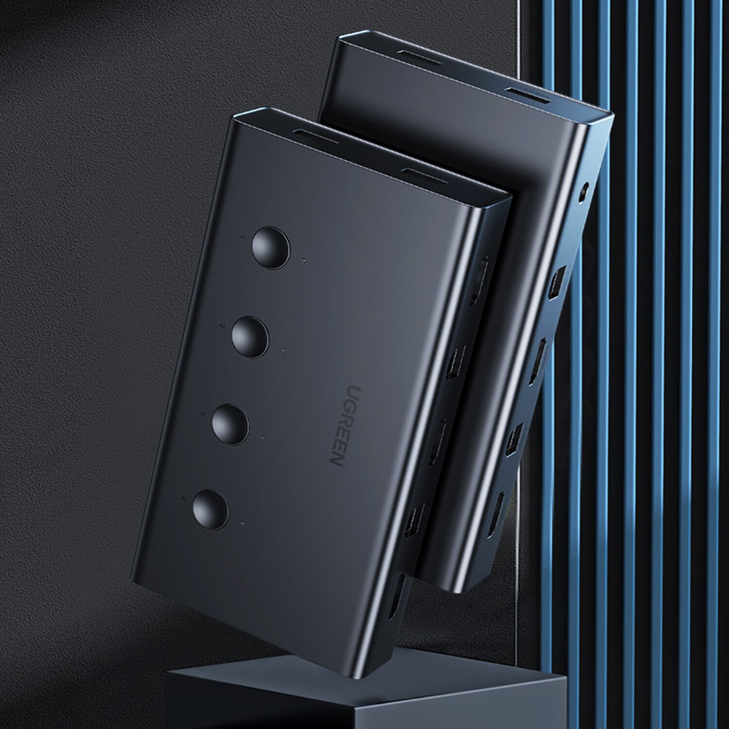 Zwei schwarze Powerbanks mit USB-Anschlüssen, übereinander gestapelt und ein blauer Hintergrund.