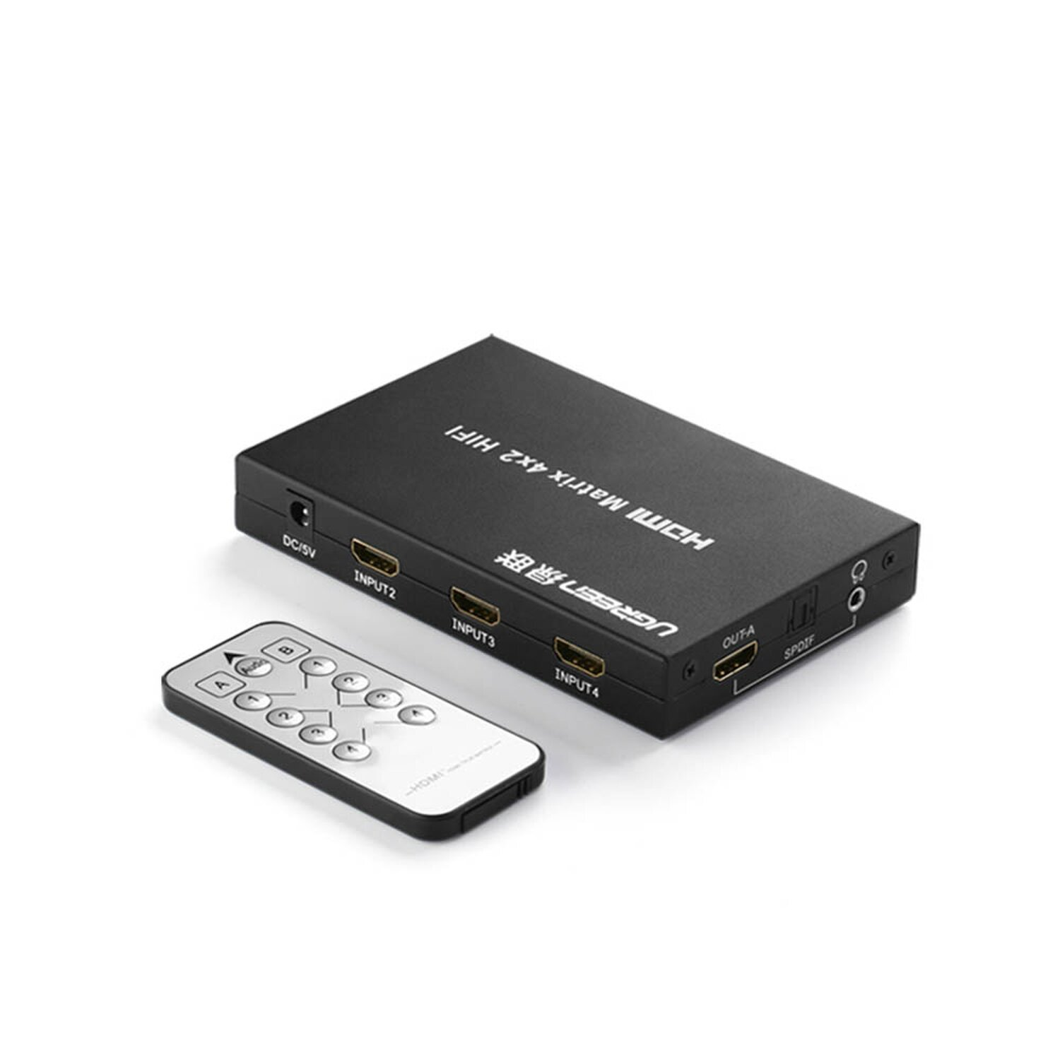 Schwarze HDMI-Matrix mit Fernbedienung, zeigt Eingangs- und Ausgangsanschlüsse.