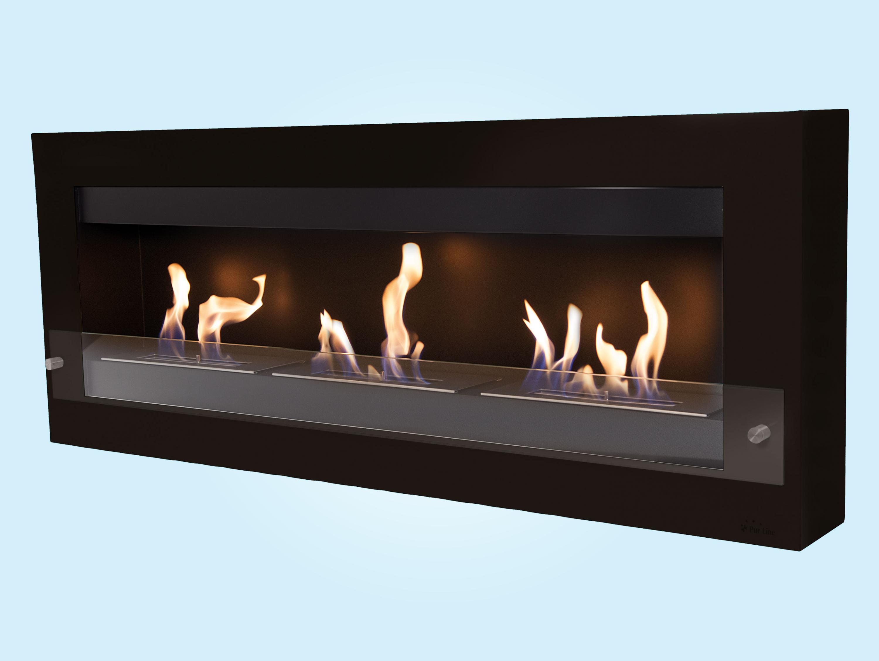 Schwarzer Kamin mit Flammen und einer Glasscheibe.