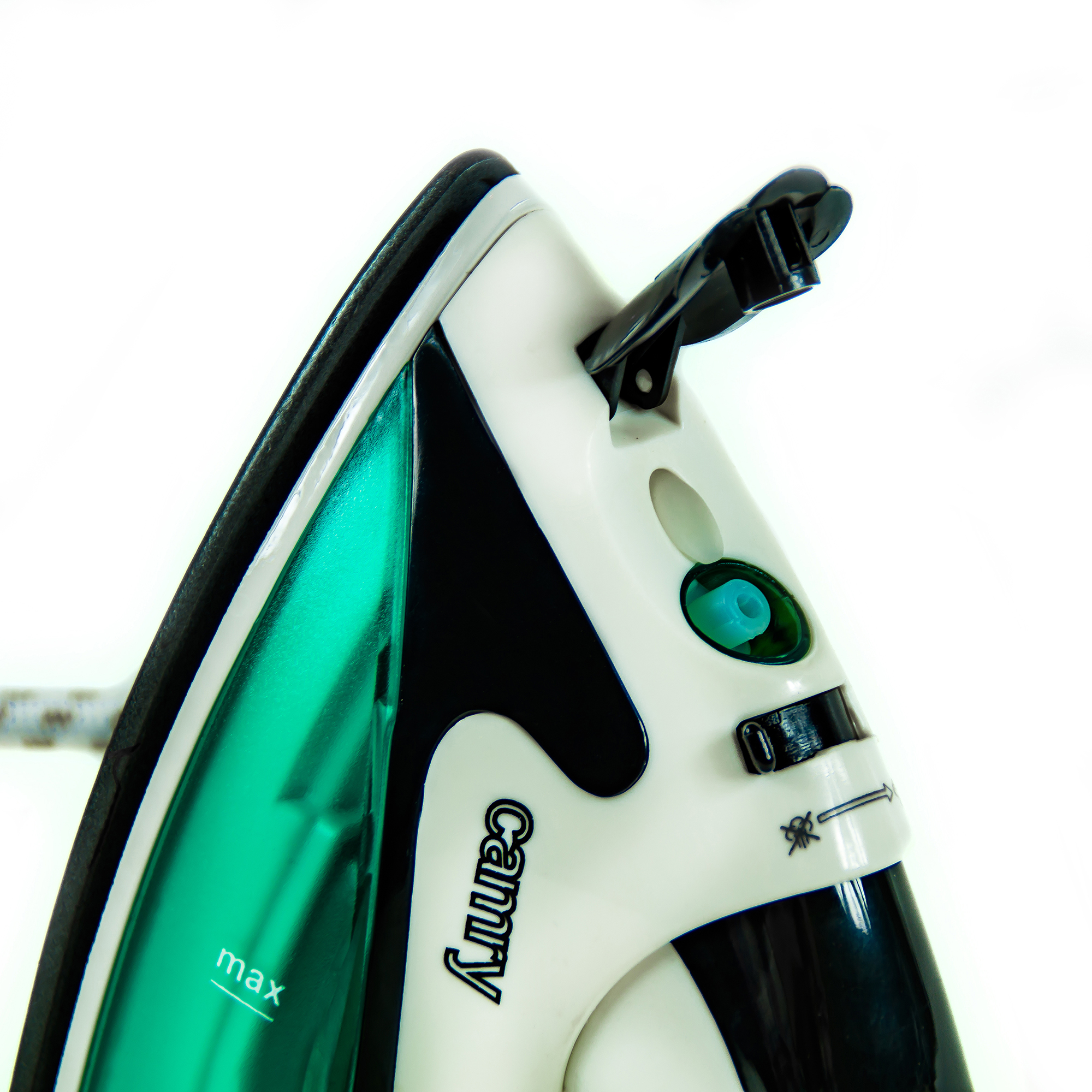 Zbliżenie żelazka. Biało-czarne z zielonym paskiem i napisem Cammy.