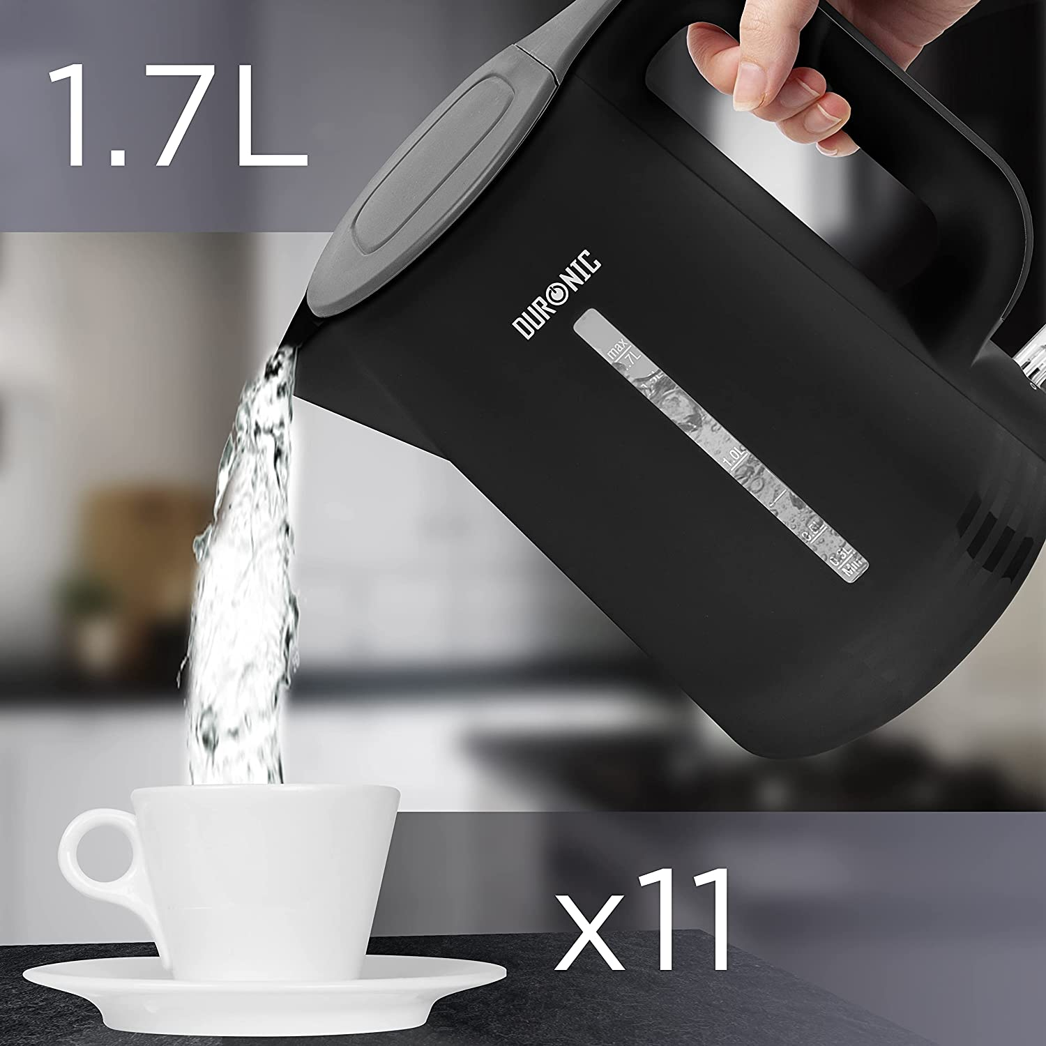 Schwarzer Wasserkocher gießt Wasser in eine weiße Tasse auf einer Untertasse. Text-Overlay zeigt 1,7L und x11.