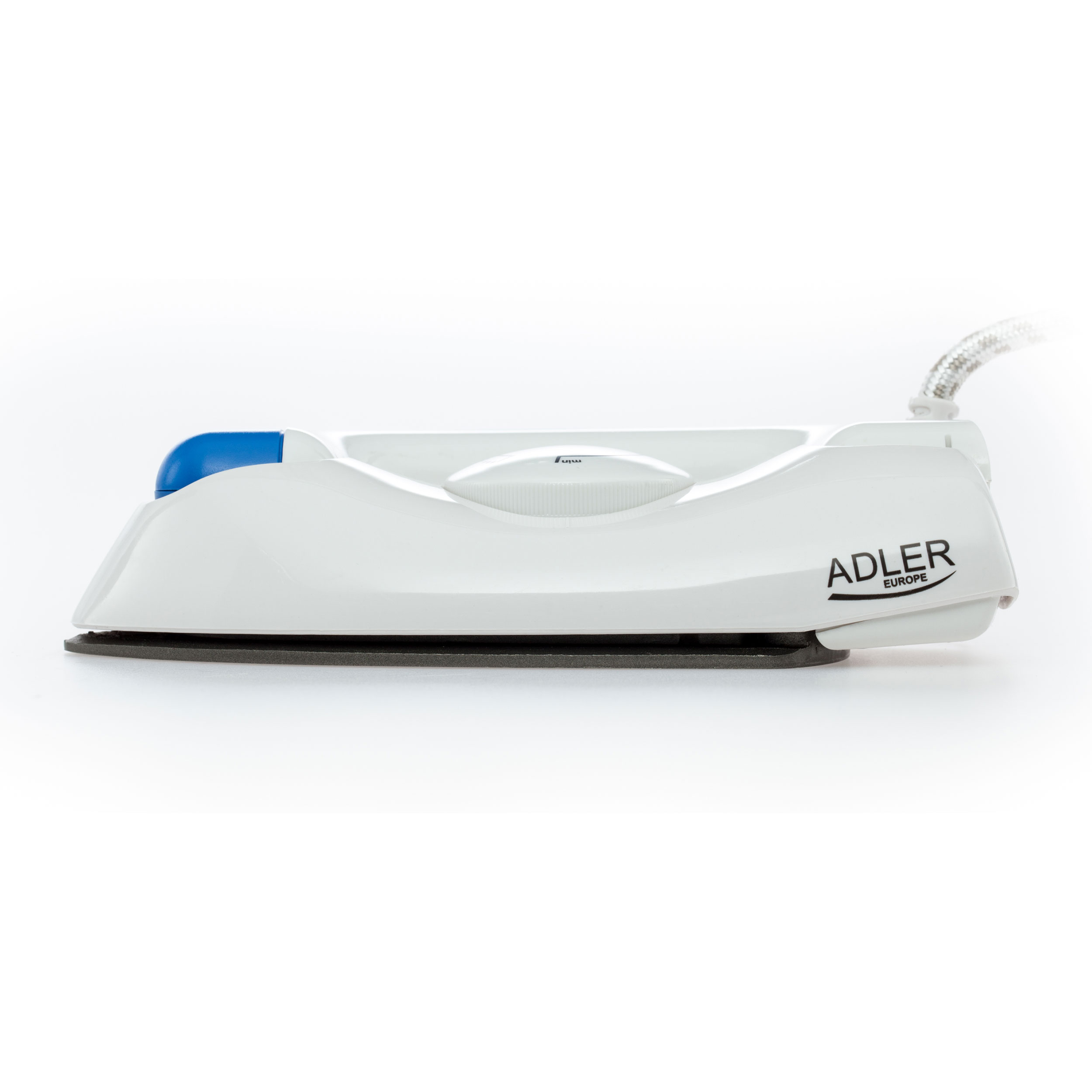 Plancha blanca con detalles azules y base negra. Marca Adler Europe. Fondo blanco.