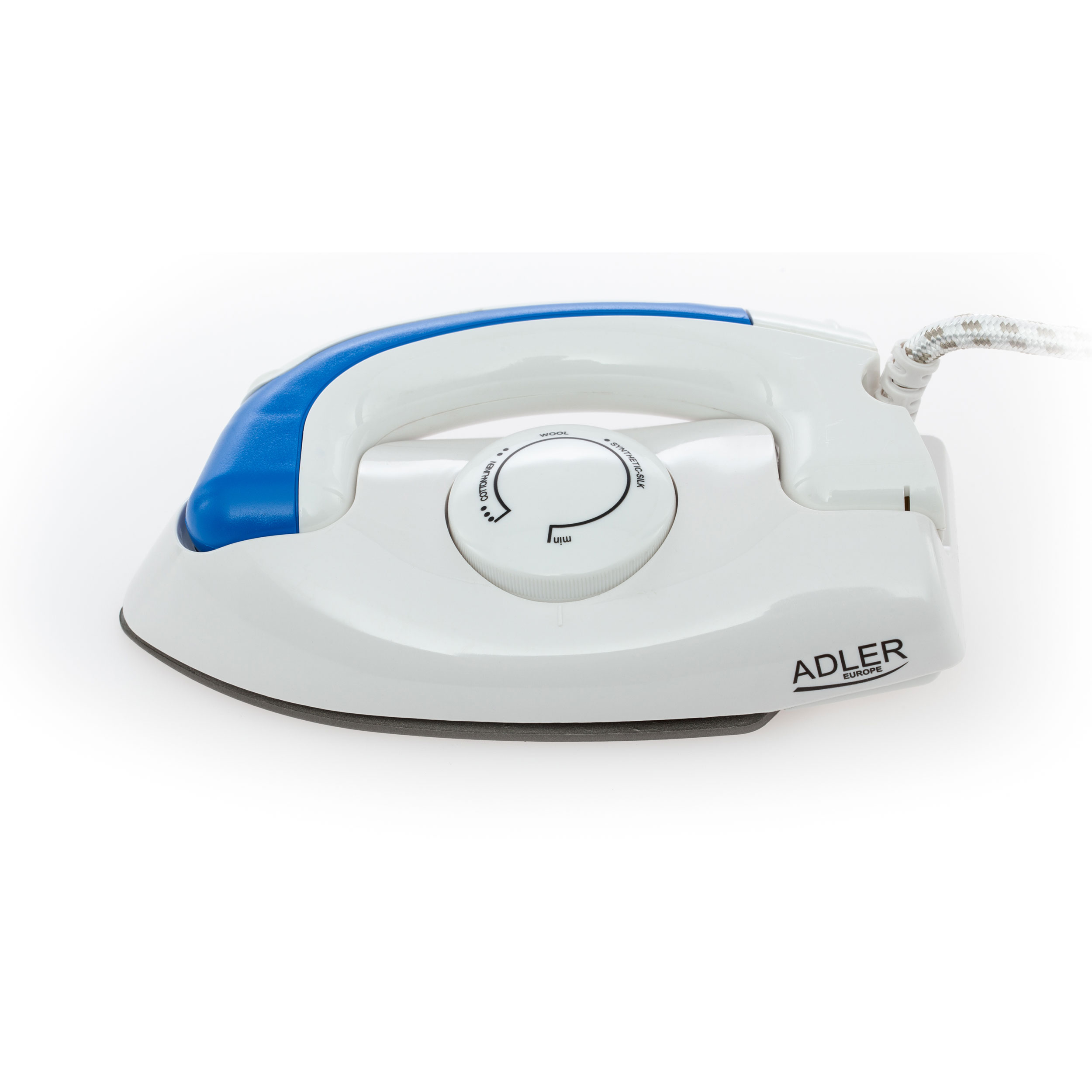 Plancha blanca y azul. Tiene base blanca, mango azul y un dial. Se lee Adler Europe.