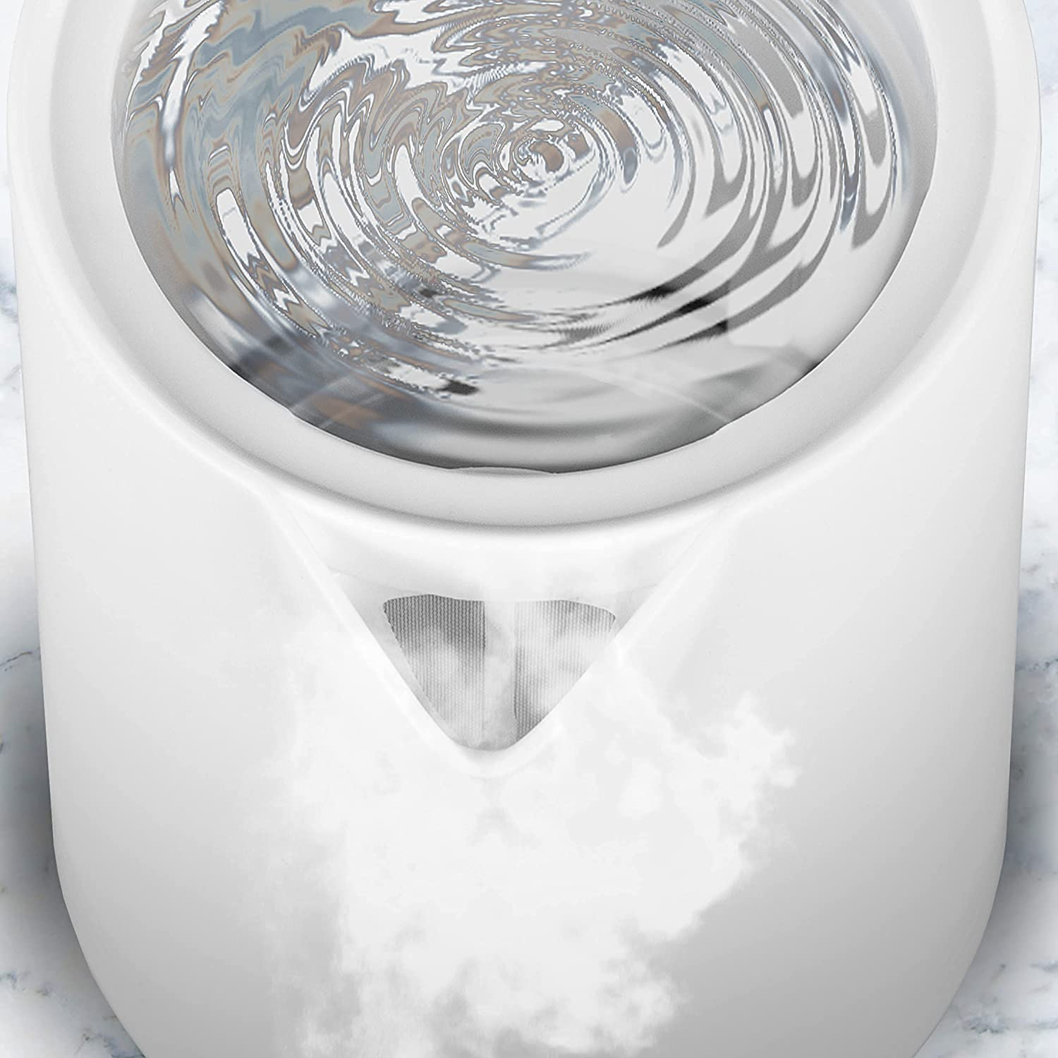 Nahaufnahme eines weißen Geräts mit wirbelndem Wasser. Dampf steigt von unten auf.