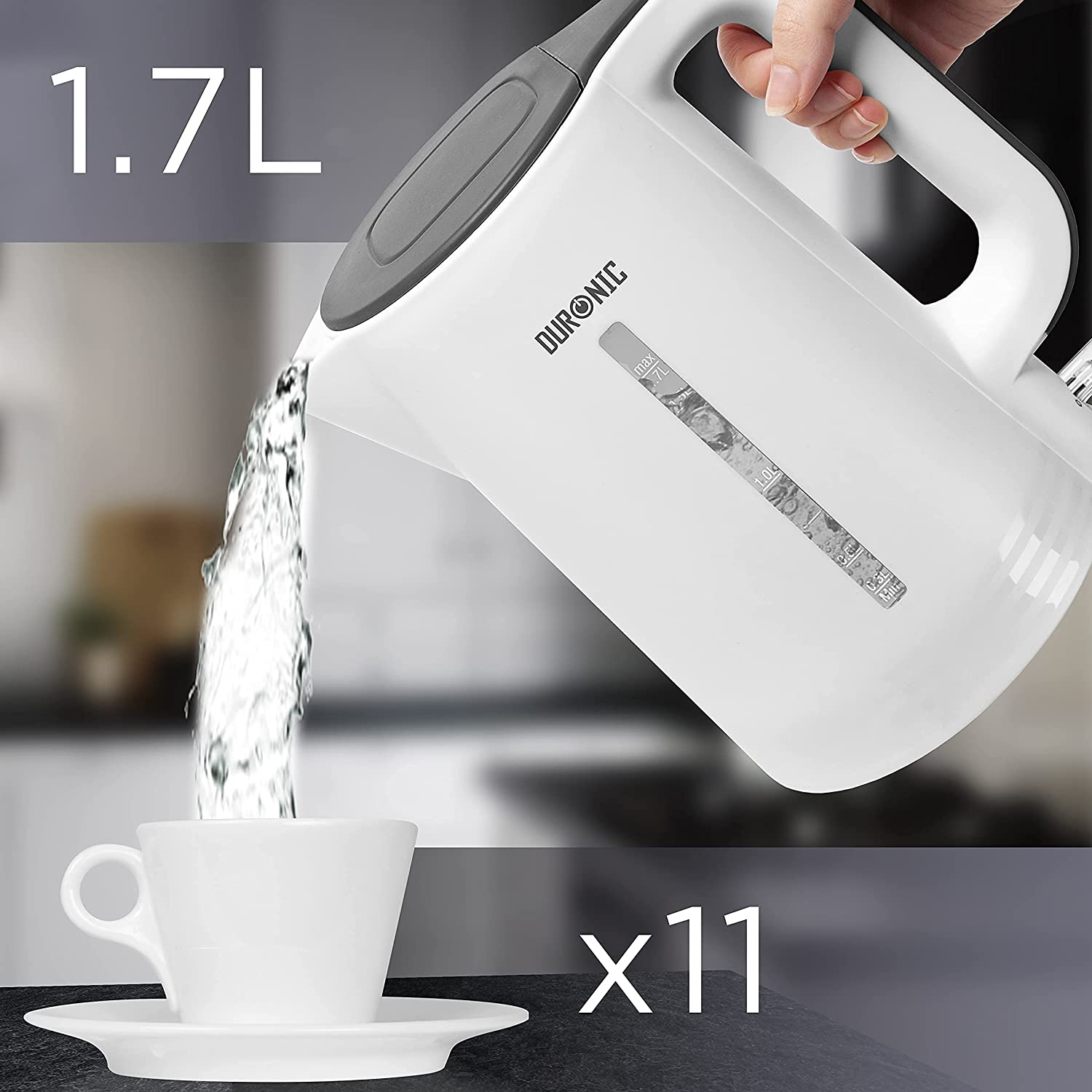 Weißer Wasserkocher gießt Wasser in eine weiße Tasse auf einer Untertasse.