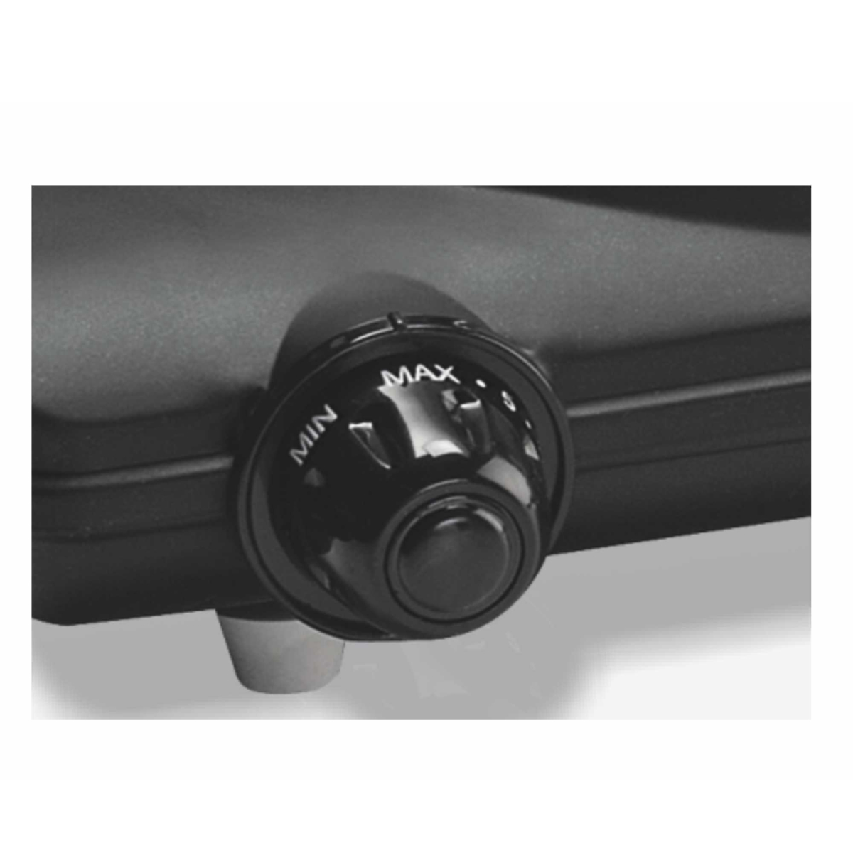 Zbliżenie czarnego pokrętła z oznaczeniami 'MIN' i 'MAX' na urządzeniu kuchennym.