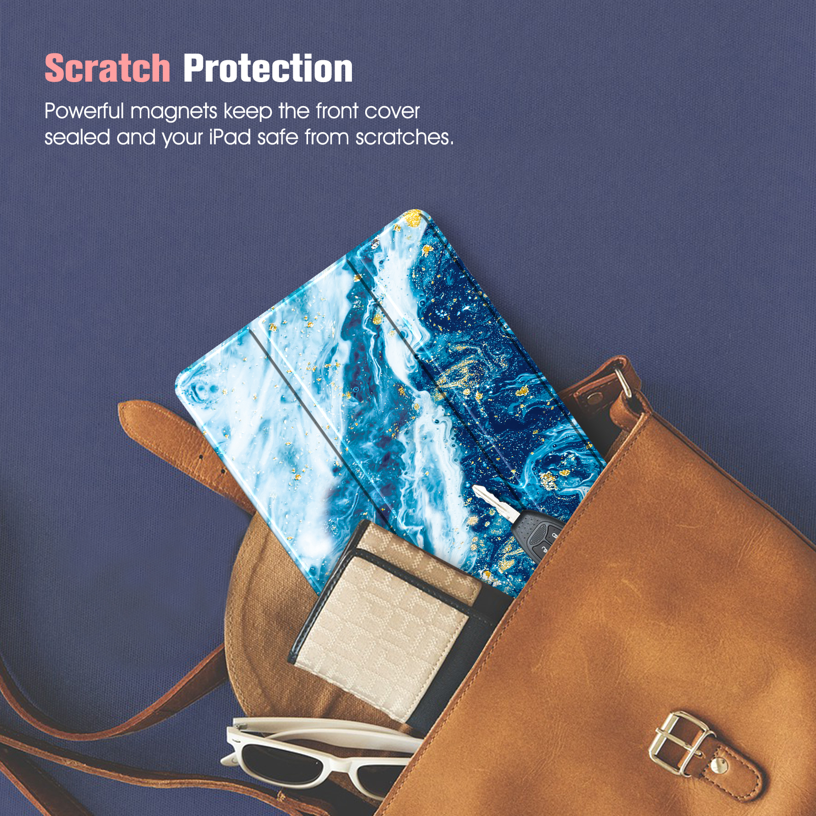 Eine offene braune Tasche mit einer blau-weiß gemusterten Hülle, einer Geldbörse und einer Sonnenbrille.