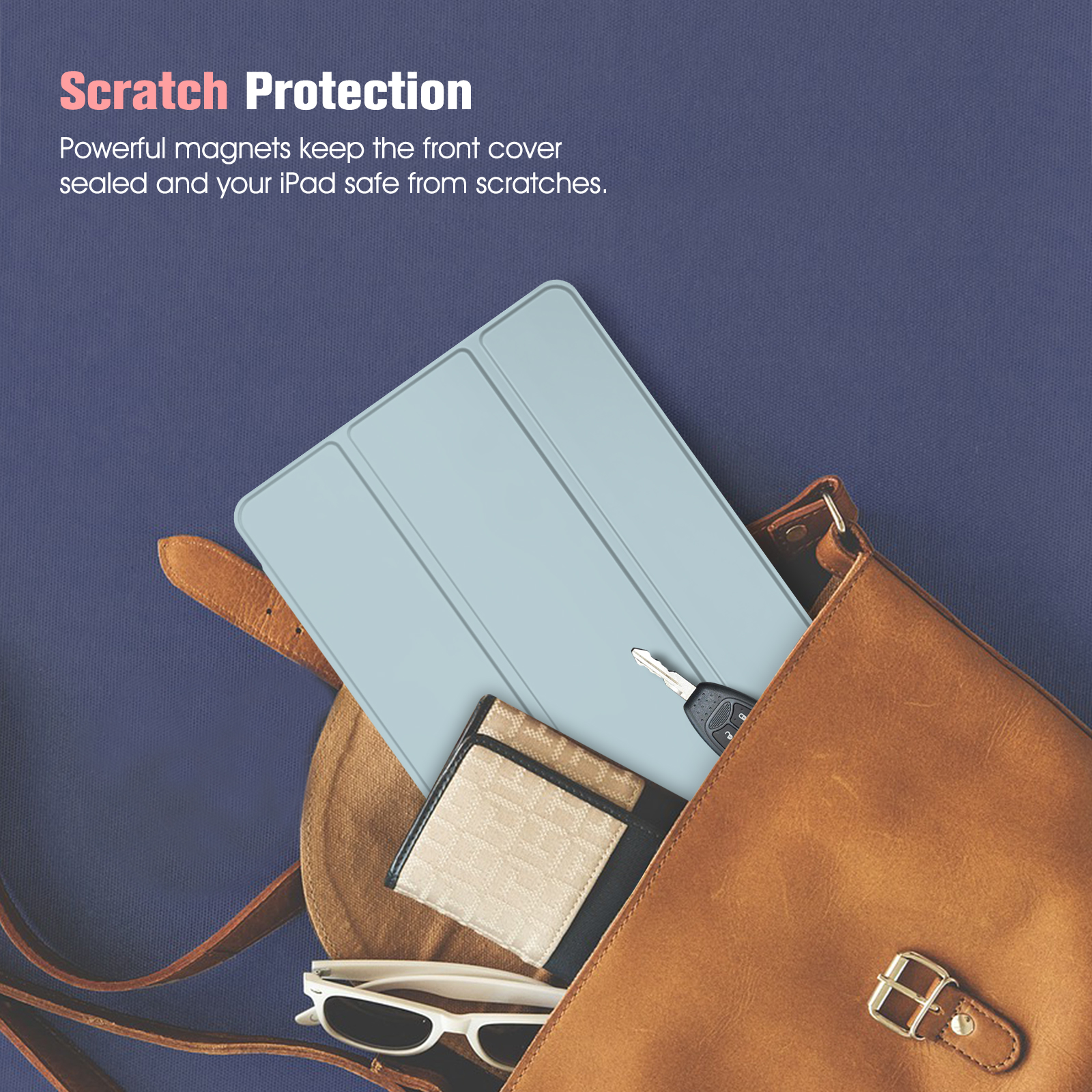 Ein hellblaues iPad-Case, eine Geldbörse, Schlüssel und Sonnenbrille in einer braunen Tasche auf blauem Grund.