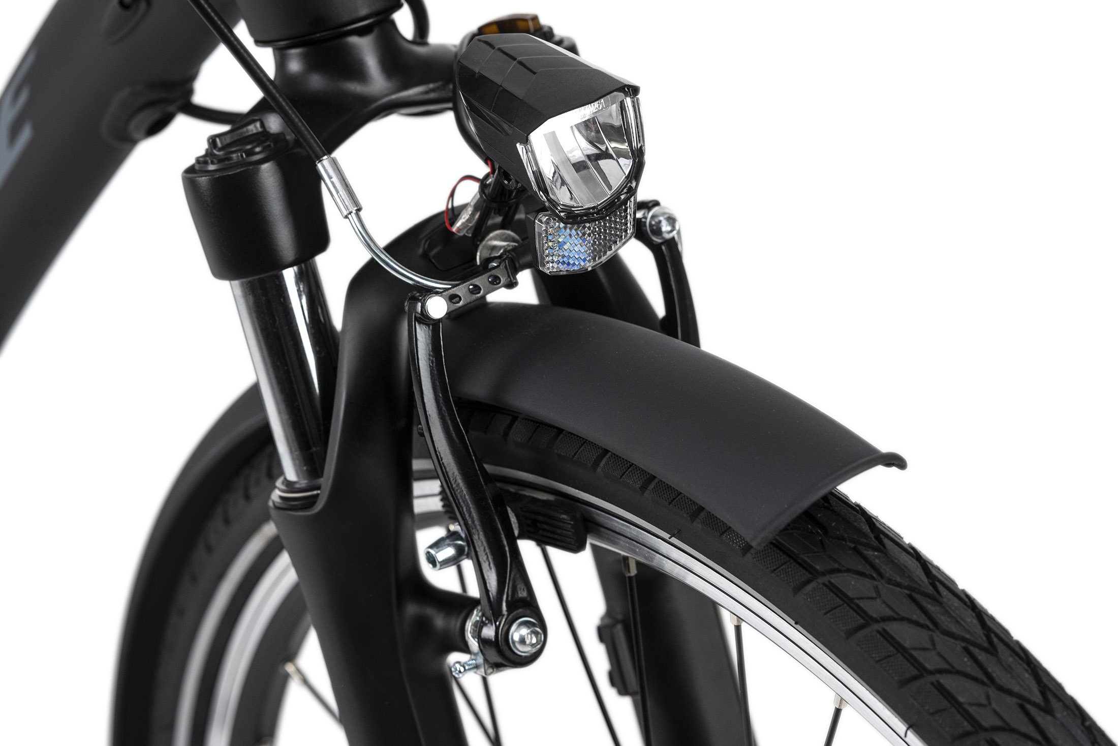 Nahaufnahme einer schwarzen Fahrradgabel mit Scheinwerfer und Reifen vor weißem Hintergrund.