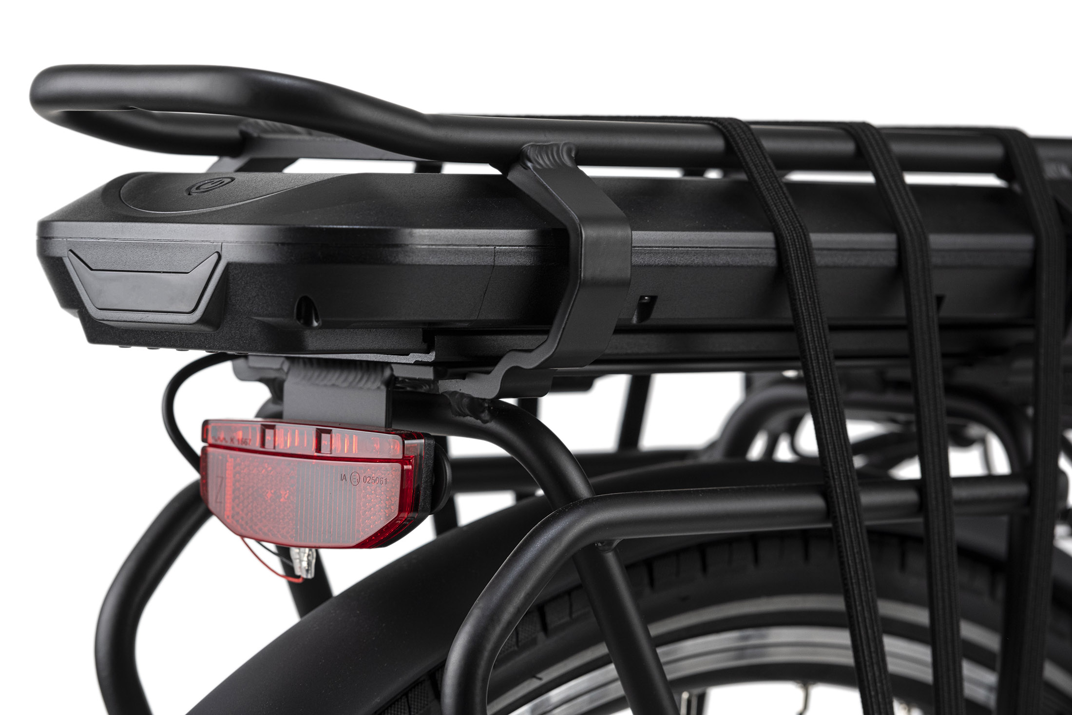 Fahrrad mit schwarzem Gepäckträger, Akku und rotem Rücklicht.
