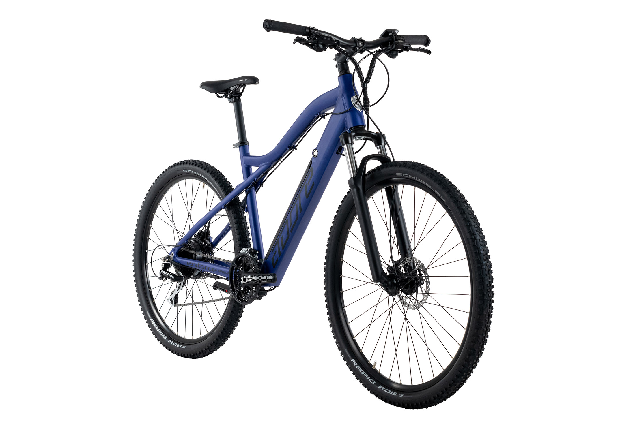 Ein blaues Mountainbike. Das Fahrrad steht auf weißem Hintergrund.