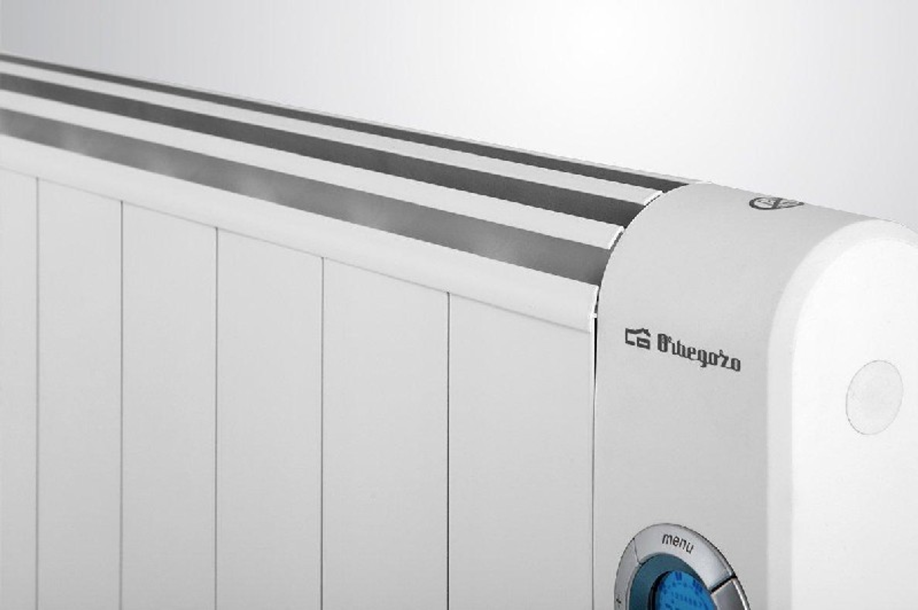 Primer plano de un radiador blanco con pantalla digital y rayas negras.