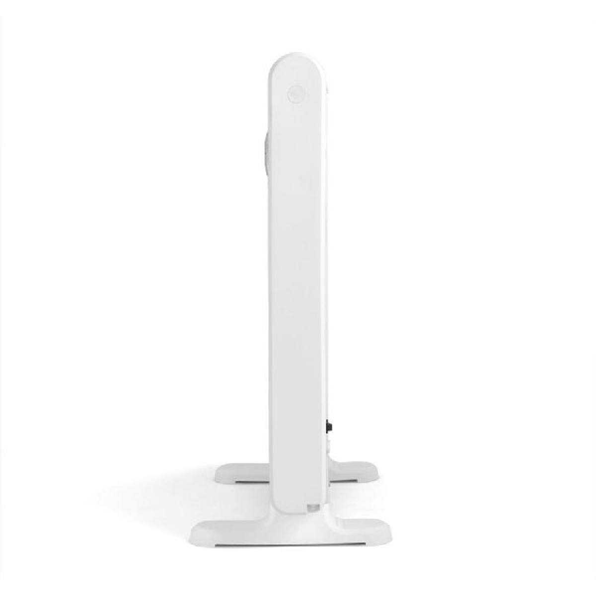 Calentador eléctrico blanco, vista lateral, sobre una base blanca, en una habitación blanca.