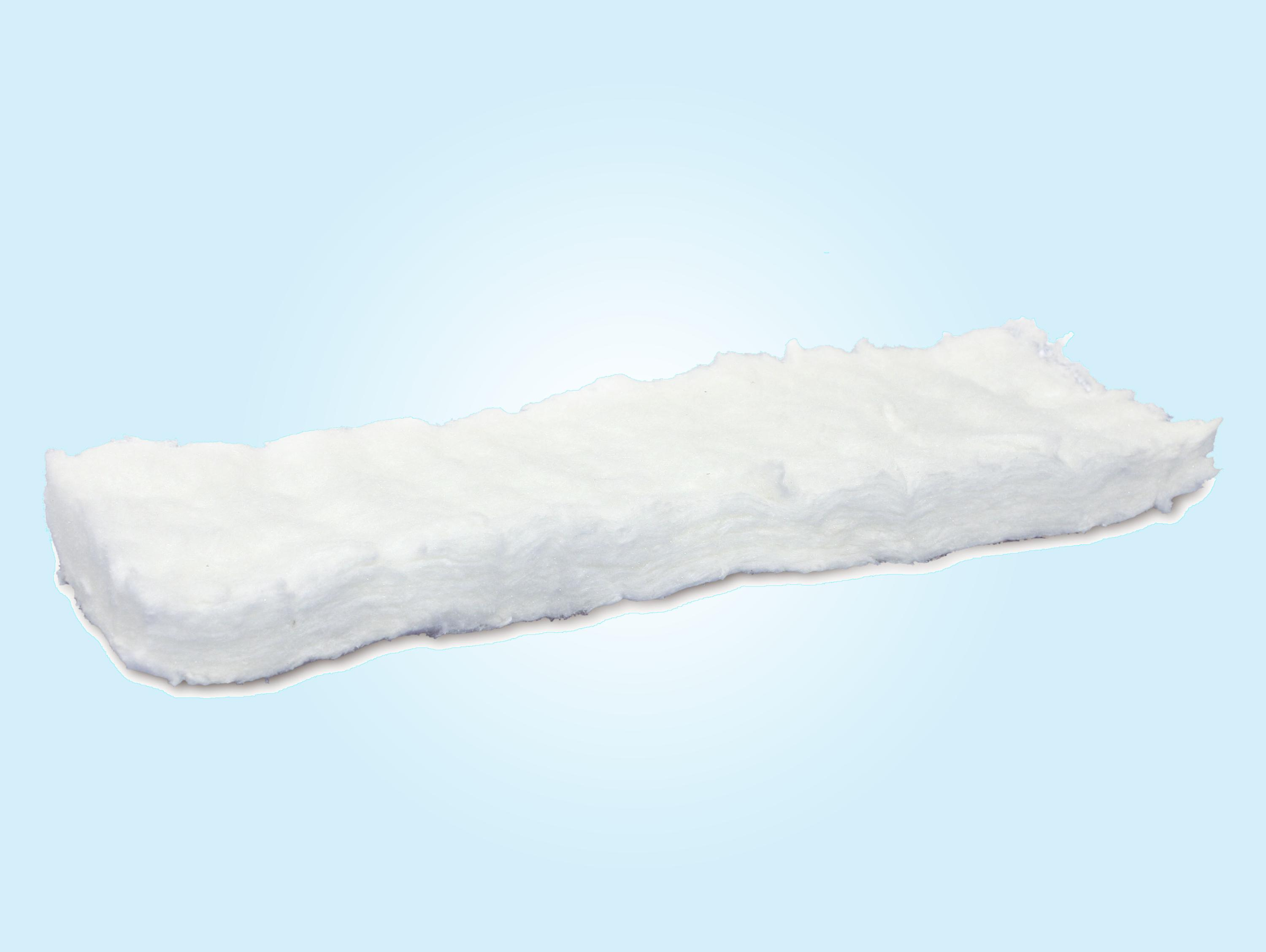 Un bloque rectangular de material blanco y esponjoso sobre un fondo azul claro.