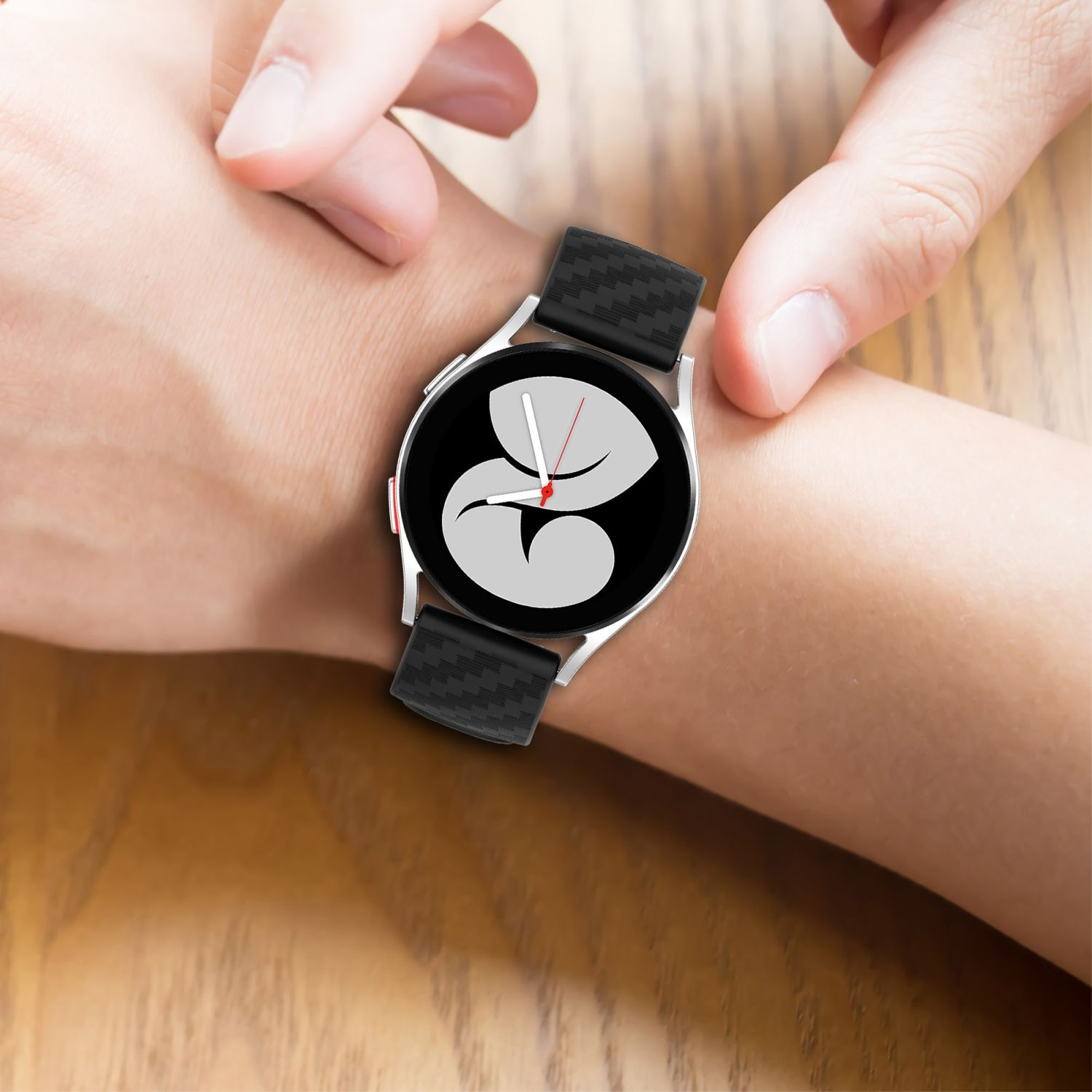 Das Handgelenk einer Person mit einer Smartwatch, die das Zifferblatt zeigt.