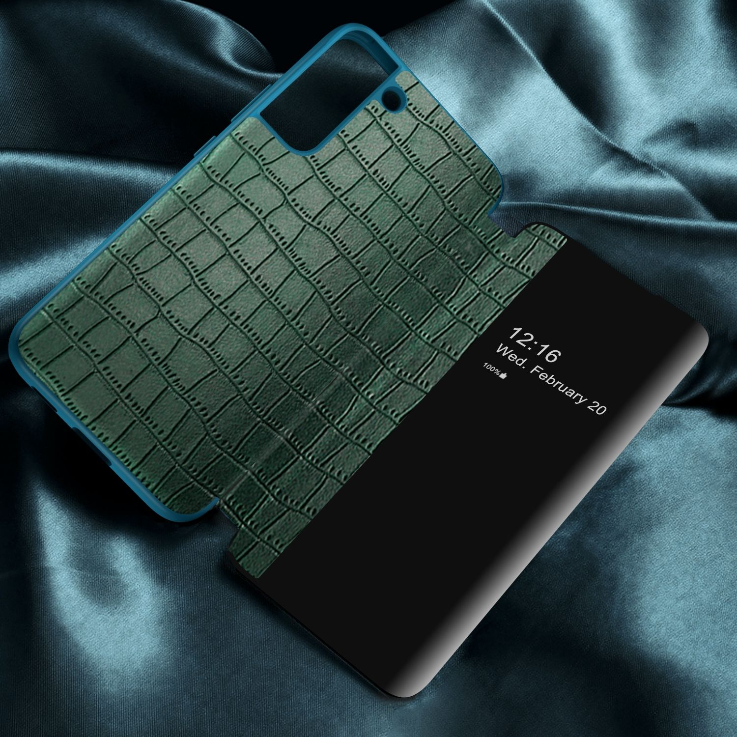 Handyhülle mit grünem Krokodilmuster und blauem Rahmen. Die Abdeckung zeigt Datum und Uhrzeit. Der Hintergrund ist Satin.