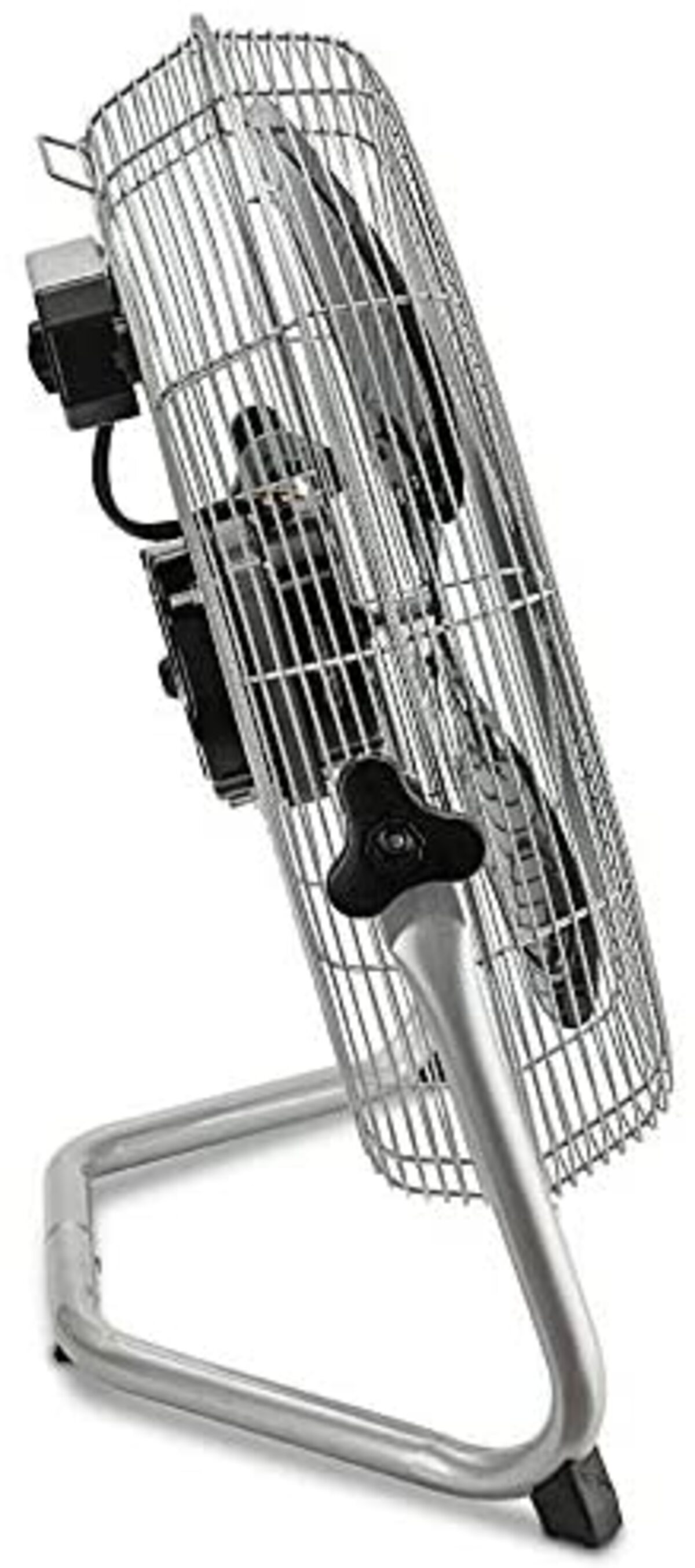 Ventilatore in metallo argentato su un supporto. Ha una manopola nera e un motore.