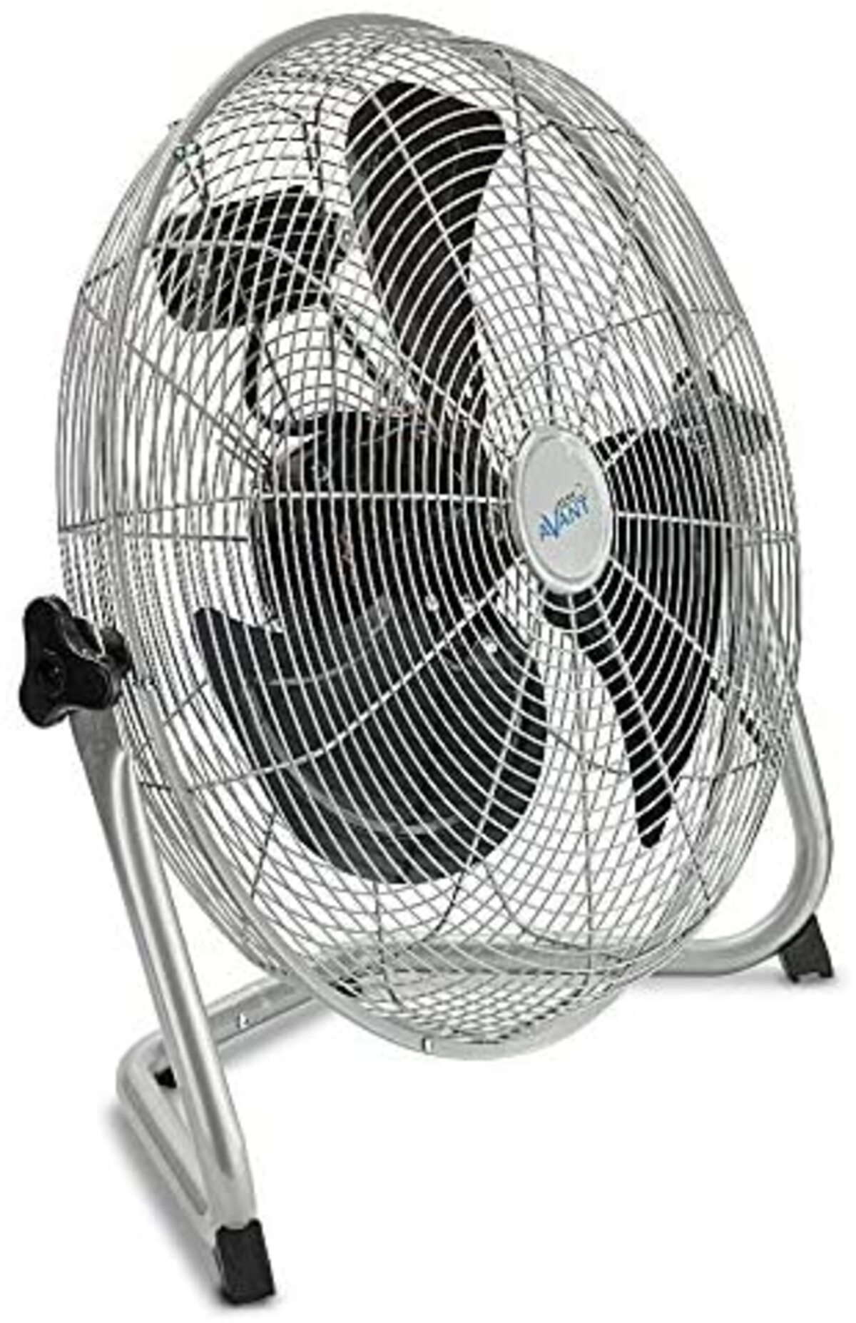 Un ventilatore rotondo argentato con pale nere, su un supporto, su sfondo bianco.