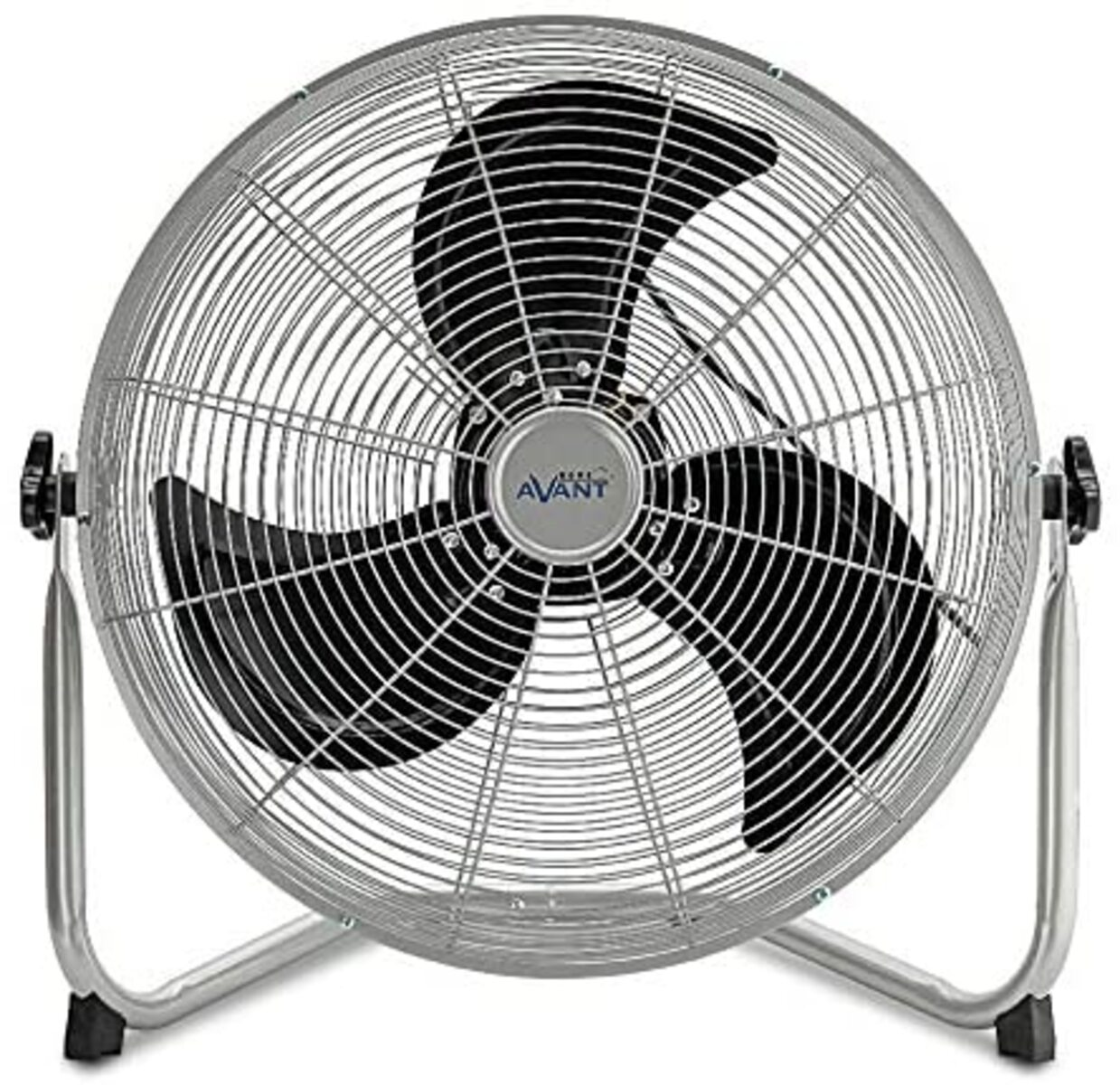Un ventilatore da pavimento con telaio in metallo e tre pale nere.