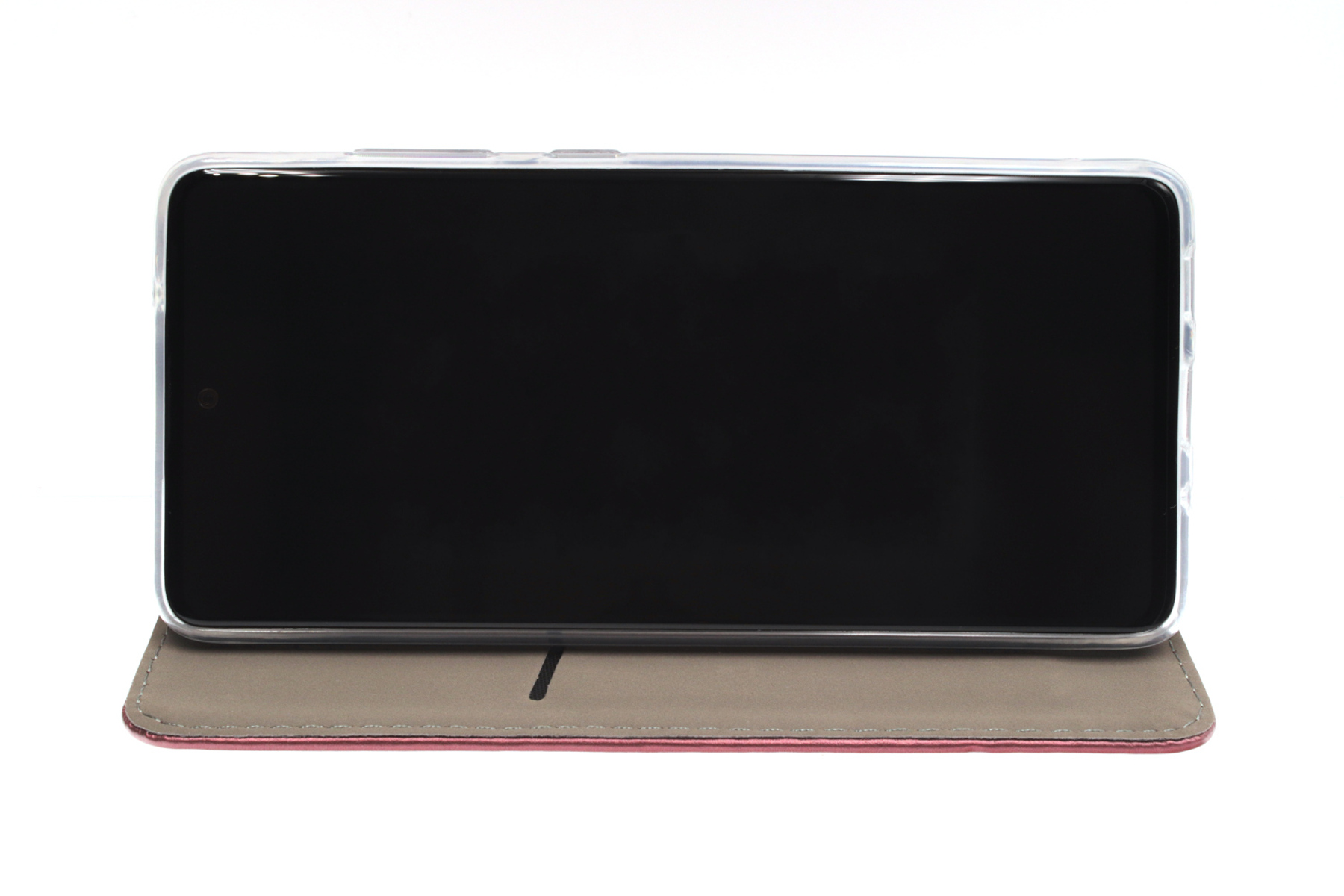 Ein Smartphone in einer durchsichtigen Hülle, offen auf einem rotbraunen Ständer.