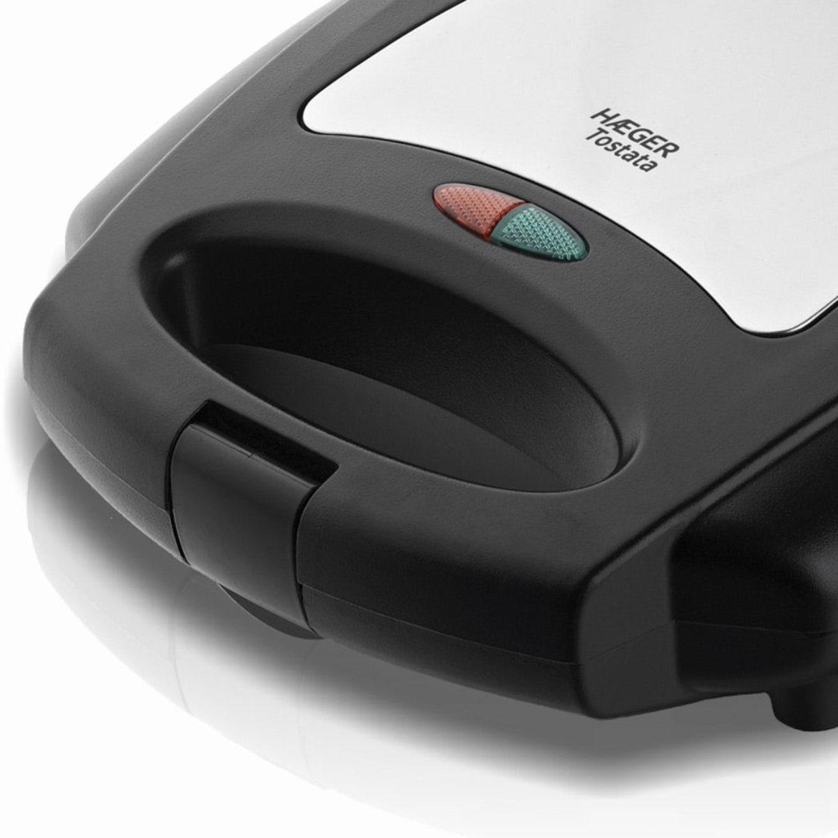 Czarno-biała opiekacz do kanapek z uchwytem i zielono-czerwoną lampką kontrolną.