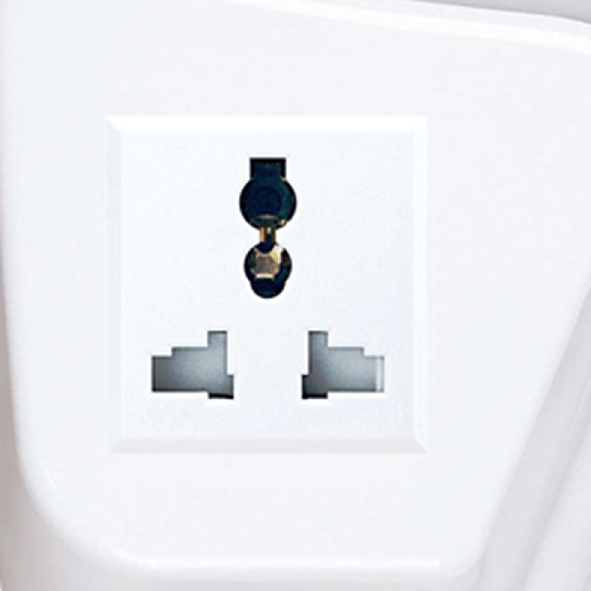 Białe gniazdo ścienne z trzema otworami. Kwadratowa biała płyta. Gniazdo znajduje się w białej ścianie.