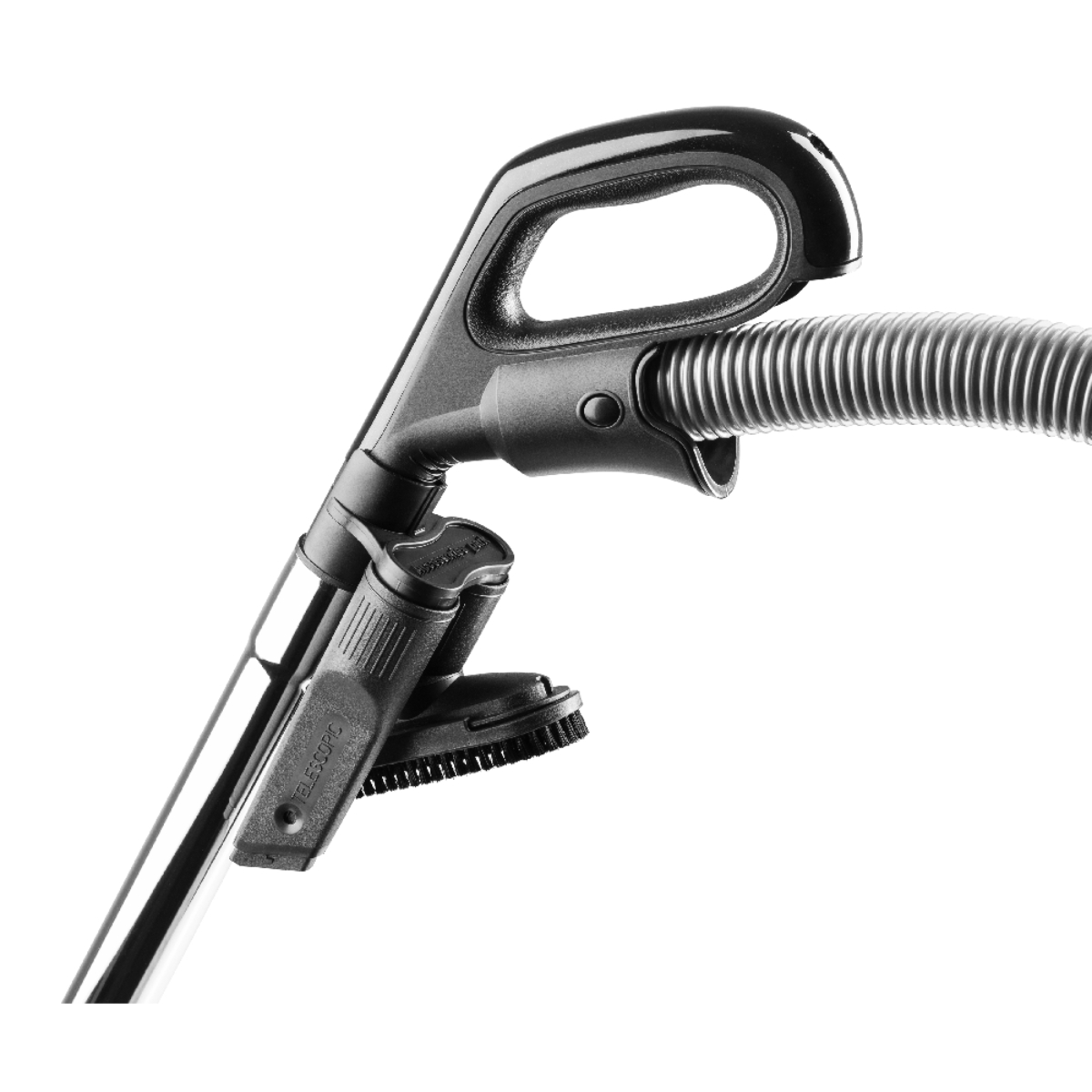 Zbliżenie uchwytu odkurzacza z akcesoriami, w tym szczotką. Uchwyt jest czarny.