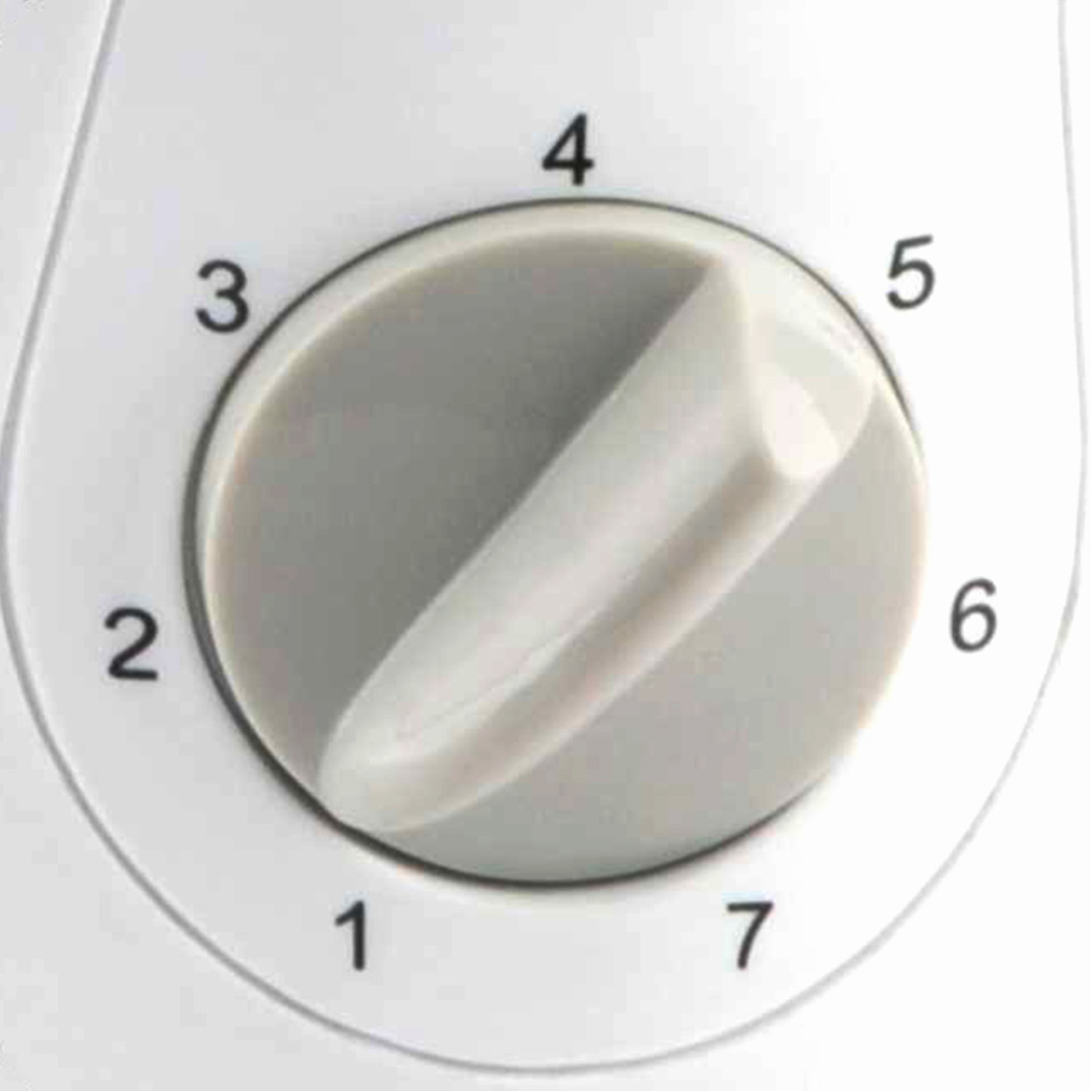 Zbliżenie szarego pokrętła z cyframi 1-7 i białym wskaźnikiem, na białym tle.