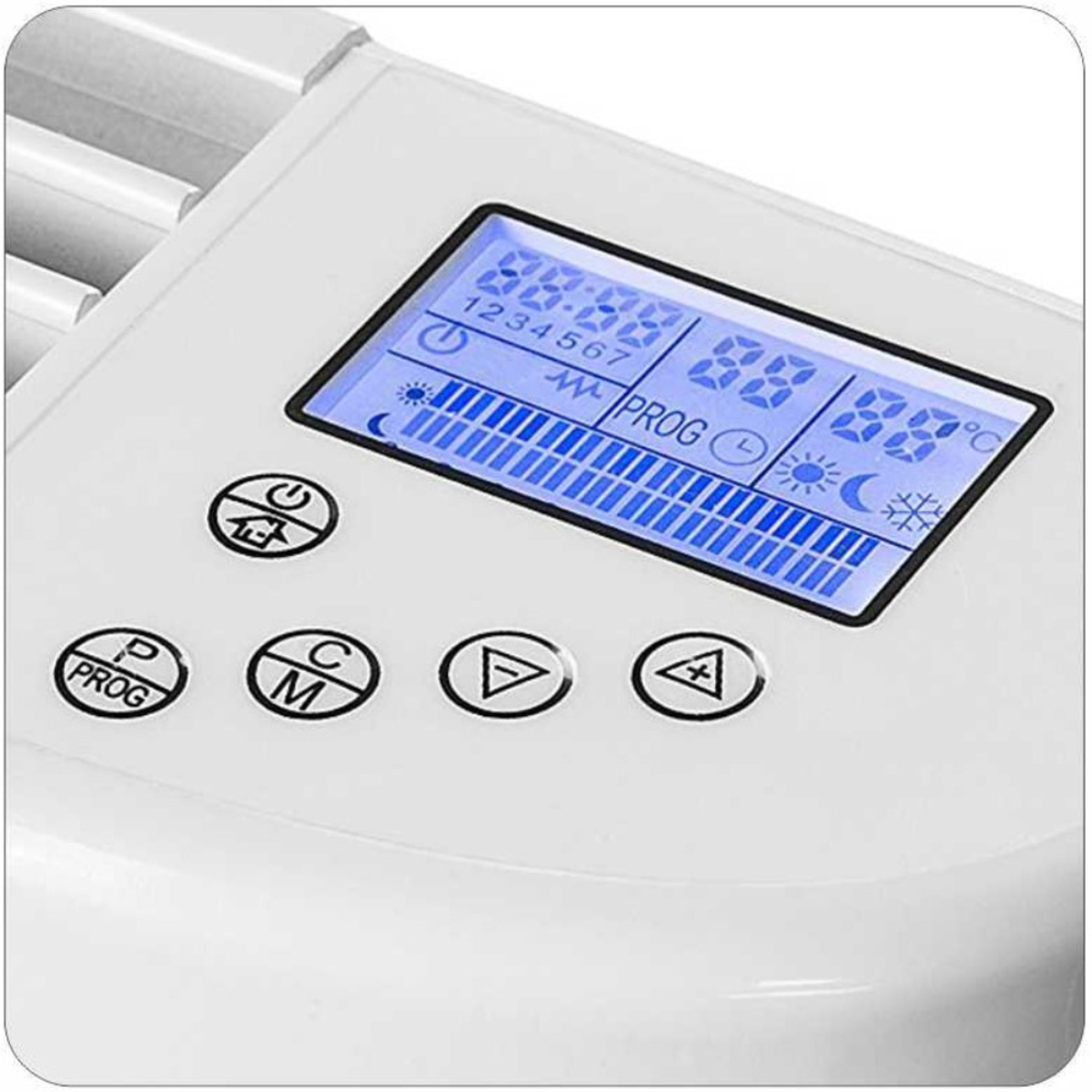 Zbliżenie panelu sterowania białego urządzenia. Wyświetla liczby, symbole i niebieski ekran.