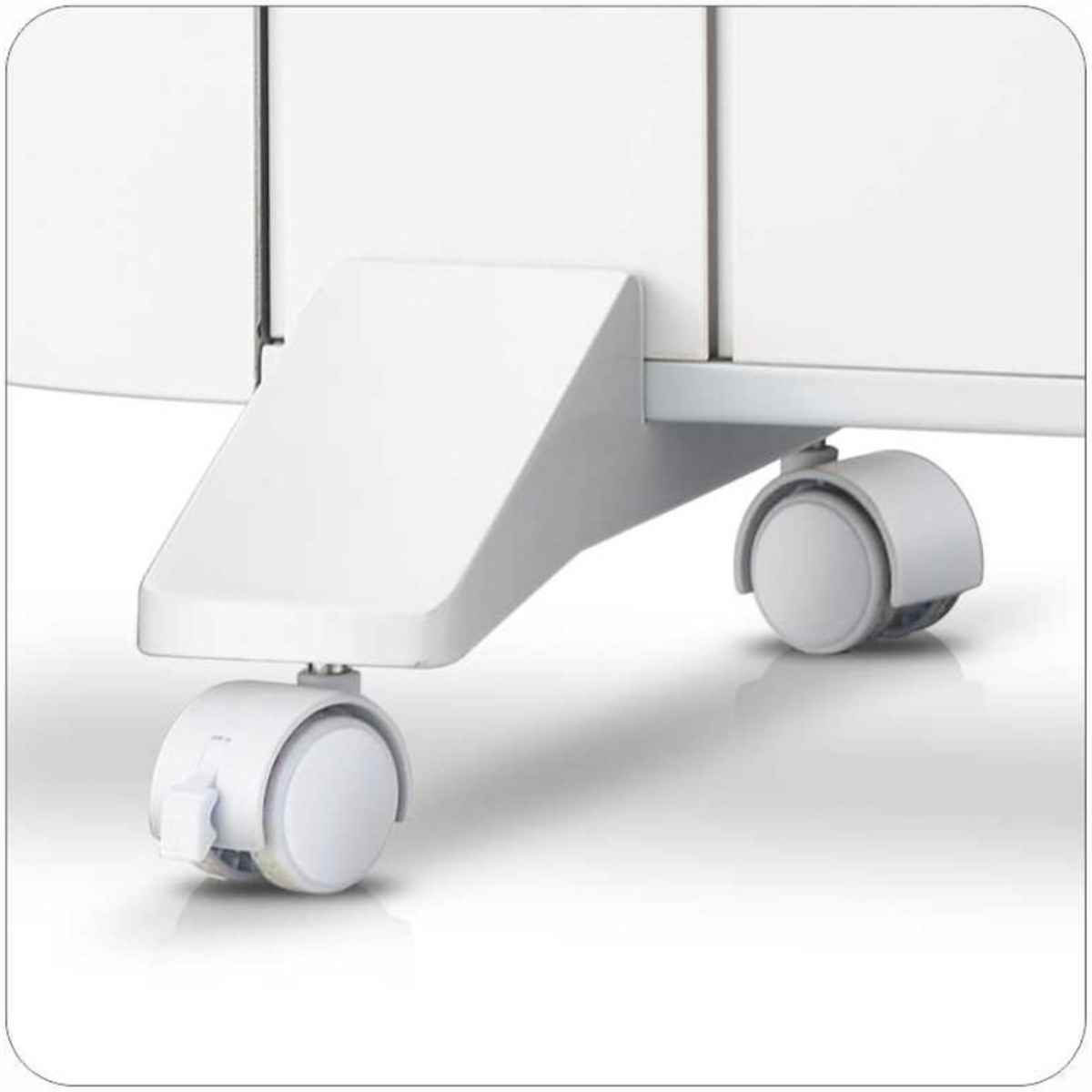 Zbliżenie białego przedmiotu z kołami, prawdopodobnie części większego urządzenia.