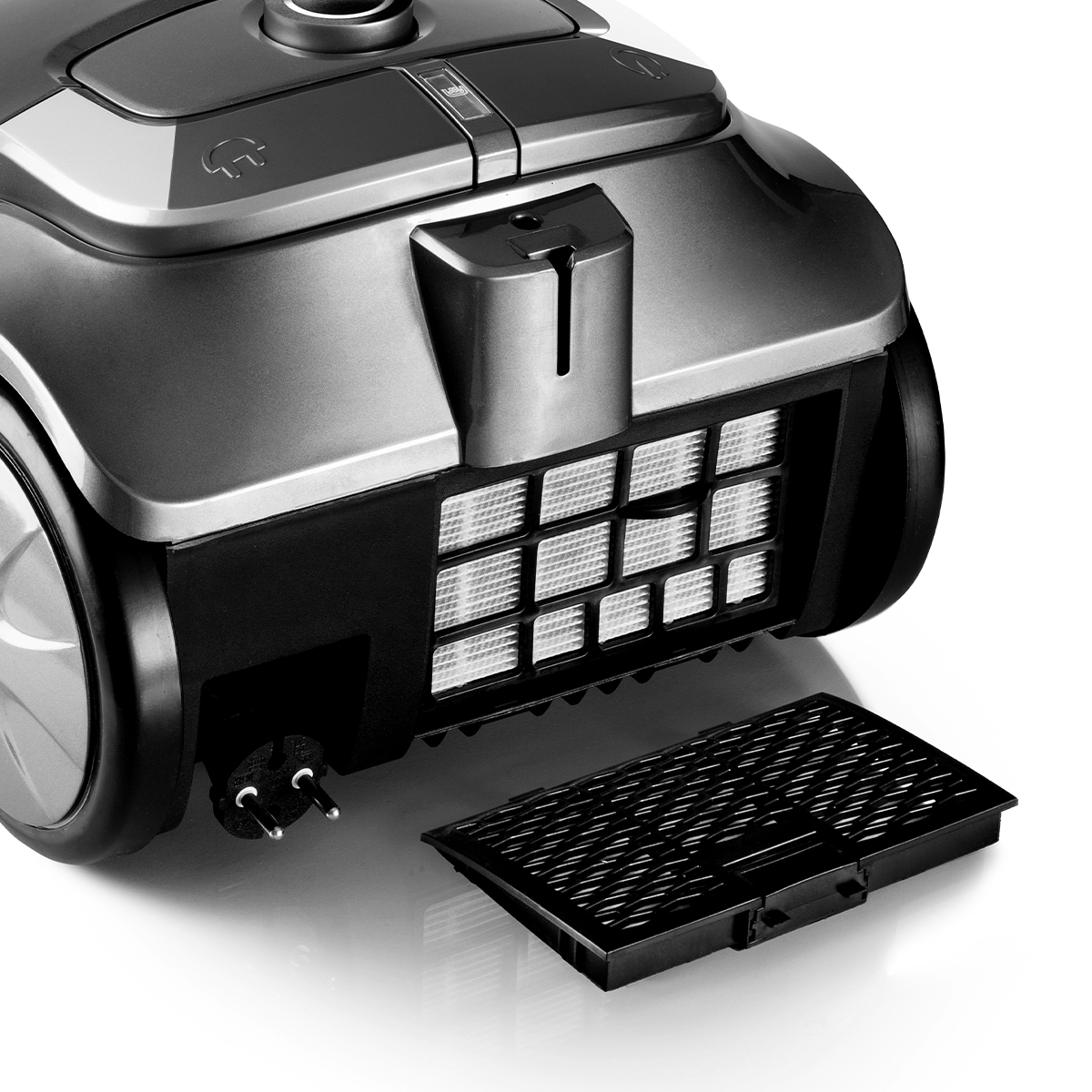 Zbliżenie odkurzacza pokazujące komorę filtra, wtyczkę i odłączony filtr.